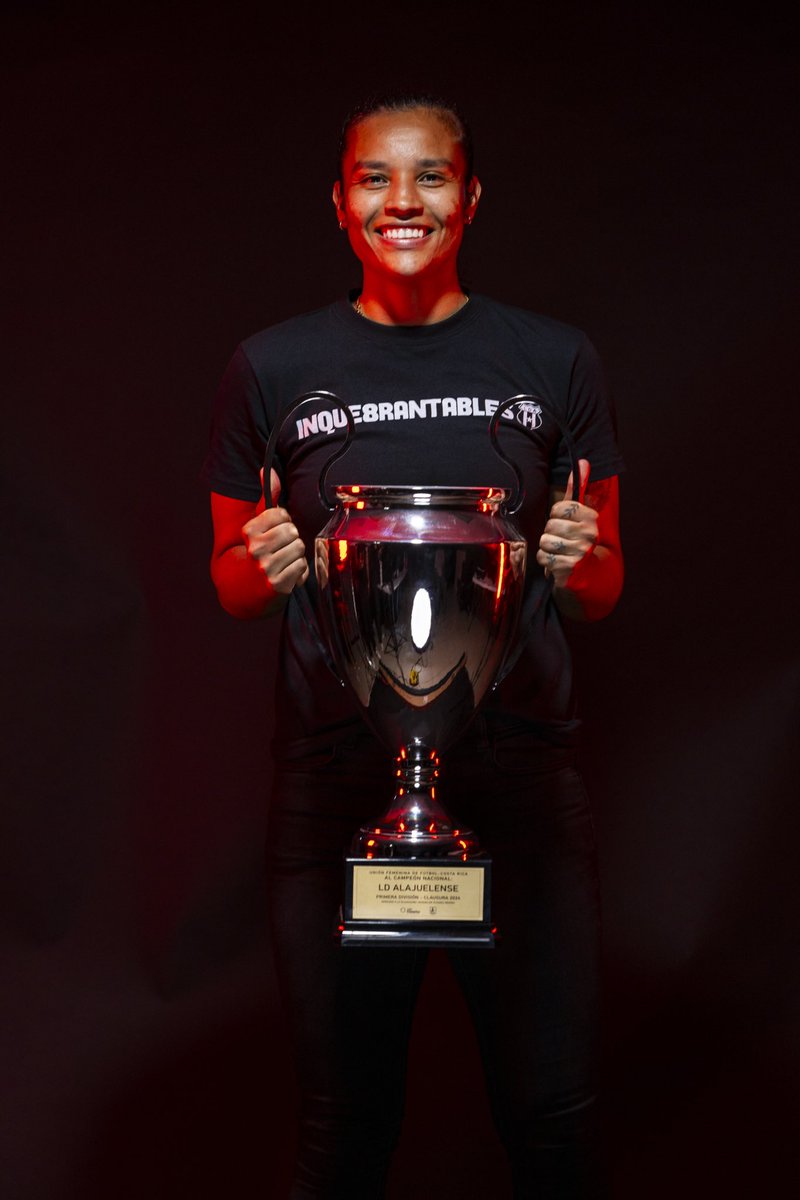 stefsalaz13's tweet photo. Meses atrás no sabía si volvería a disfrutar del fútbol
 Hoy soy campeona nacional y amo esta etapa

Gracias afición por siempre estar presente, a mi familia y compañeras por permanecer y a esta gran institución por apoyarme en cada momento.🦁❤️🖤 https://t.co/NxtuAfXJaH