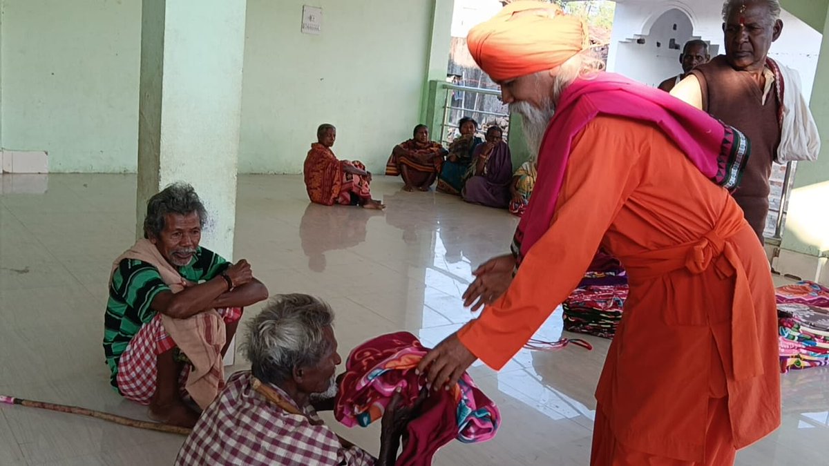 Dashavatar23's tweet photo. Huge appreciation to our beloved mentor @ Dada Rudradevananda⁩ for continuously doing such noble deeds🙏🏻
#SanatanaDharma 
#Sanatan_संस्कृति 
#sanatansanskriti 
#winterweardistribution https://t.co/7rML0sfjWR