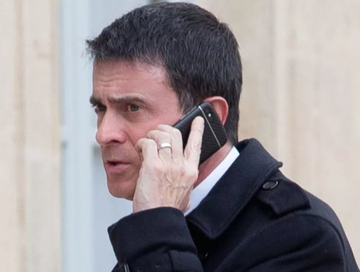 - Salut Manuel, ça te dit d’entrer au gouvernement ?
- OH ÇA VA MAINTENANT, À CHAQUE REMANIEMENT VOUS FAITES LA BLAGUE, ÇA DEVIENT LASSANT À FORCE MERDE !!!