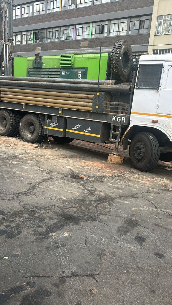 MTshwaku's tweet photo. Thanks to the X followers for the tip off, a  truck shown below 👇🏿was spotted drilling a borehole around Nugget close to main and Fox street. @JoburgMPD TRU responded swiftly The drilling truck is being impounded and a Mr Yunis is on the run, for drilling without  authorization right in the heart of CBD where there are underground cables and gas pipes.  MMC @Kenny_T_Kunene @David_S_Tembe @Jaca_Patrick 

Mr Yunis is detained
 
Lawlessness will not be tolerated in the @CityofJoburgZA 

#NomakanjaniManjeNamhlanje