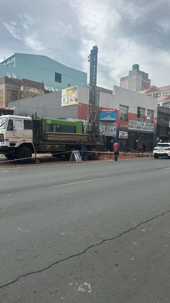 MTshwaku's tweet photo. Thanks to the X followers for the tip off, a  truck shown below 👇🏿was spotted drilling a borehole around Nugget close to main and Fox street. @JoburgMPD TRU responded swiftly The drilling truck is being impounded and a Mr Yunis is on the run, for drilling without  authorization right in the heart of CBD where there are underground cables and gas pipes.  MMC @Kenny_T_Kunene @David_S_Tembe @Jaca_Patrick 

Mr Yunis is detained
 
Lawlessness will not be tolerated in the @CityofJoburgZA 

#NomakanjaniManjeNamhlanje