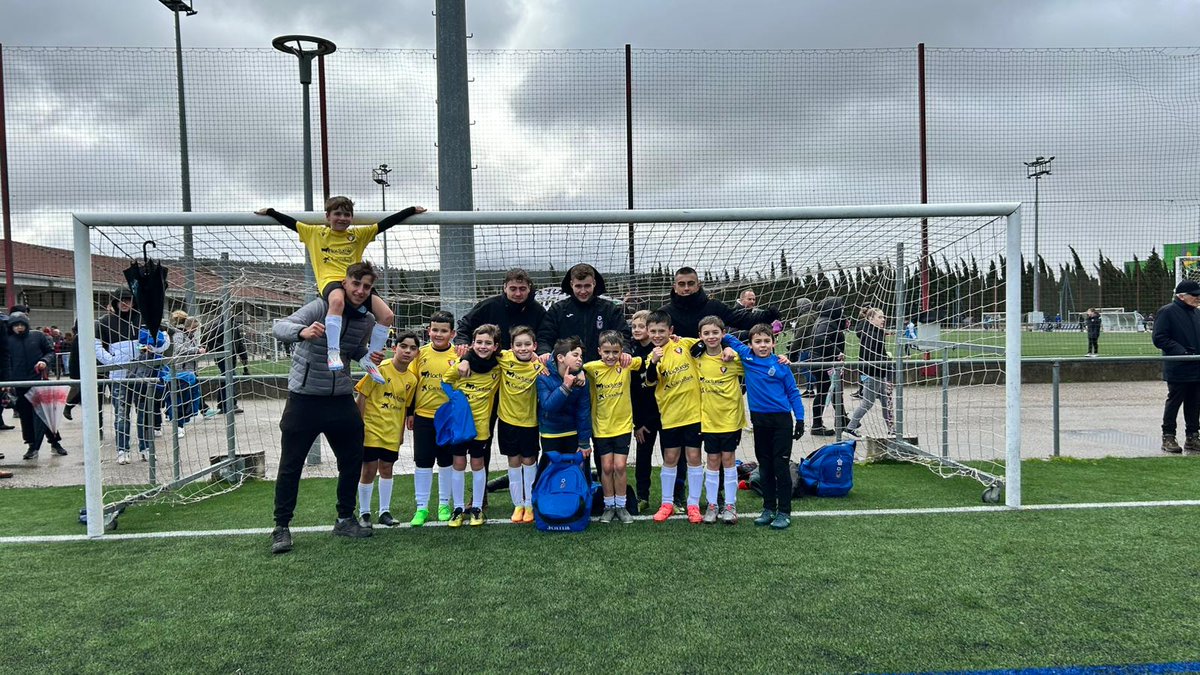CD_HUARTE's tweet photo. ¡Ha empezado el #Interescolar para Huarte! 😁
El colegio Virgen Blanca con entrenadores y jugadores del club ha ganado en su primer partido al Ermitaberri (1-5) 👏
👉🏻 El jueves a las 12:30 se enfrentarán a Virgen Del Soto en Tajonar.
#Cantera | #TodoAlAzul https://t.co/UYQBOjBynL