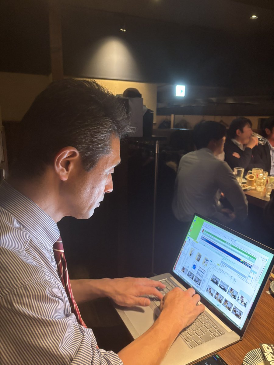 MembersTgif's tweet photo. 例会後の会食で仕事をするVPE (Vice President of Education）を堂々と盗撮してみた。

TGIFでは、メンバー1人1人の貢献が大切だ。Club Officer、メンバー立場に関わらず、自分の役割をしっかり務めるのはシンプルな様で奥が深いと思った。 https://t.co/xlQQtwzjPX