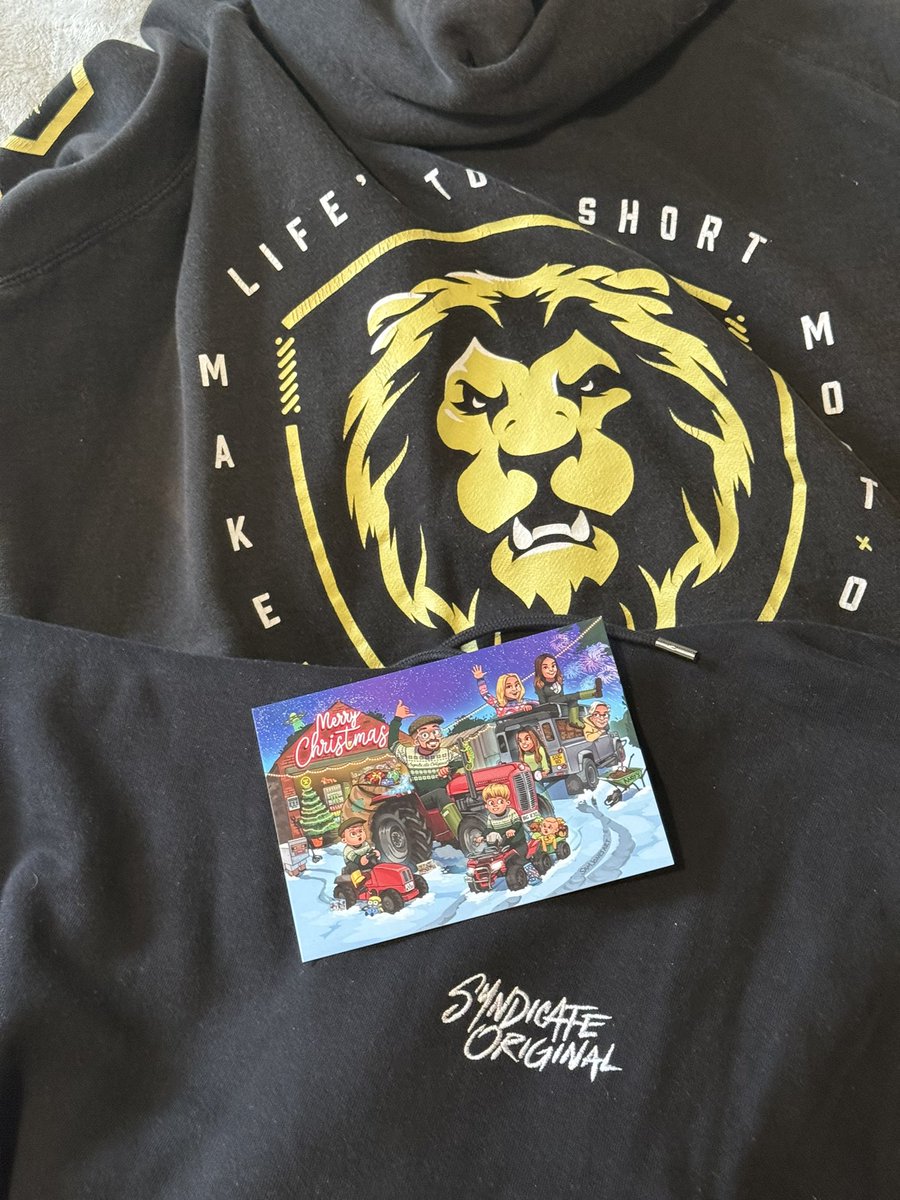JoePantryTW's tweet photo. Such a nice Christmas card in my order. Finally a newer hoodie, too big for the old one now, perfect 30th birthday present. https://t.co/UN3BrPJE59