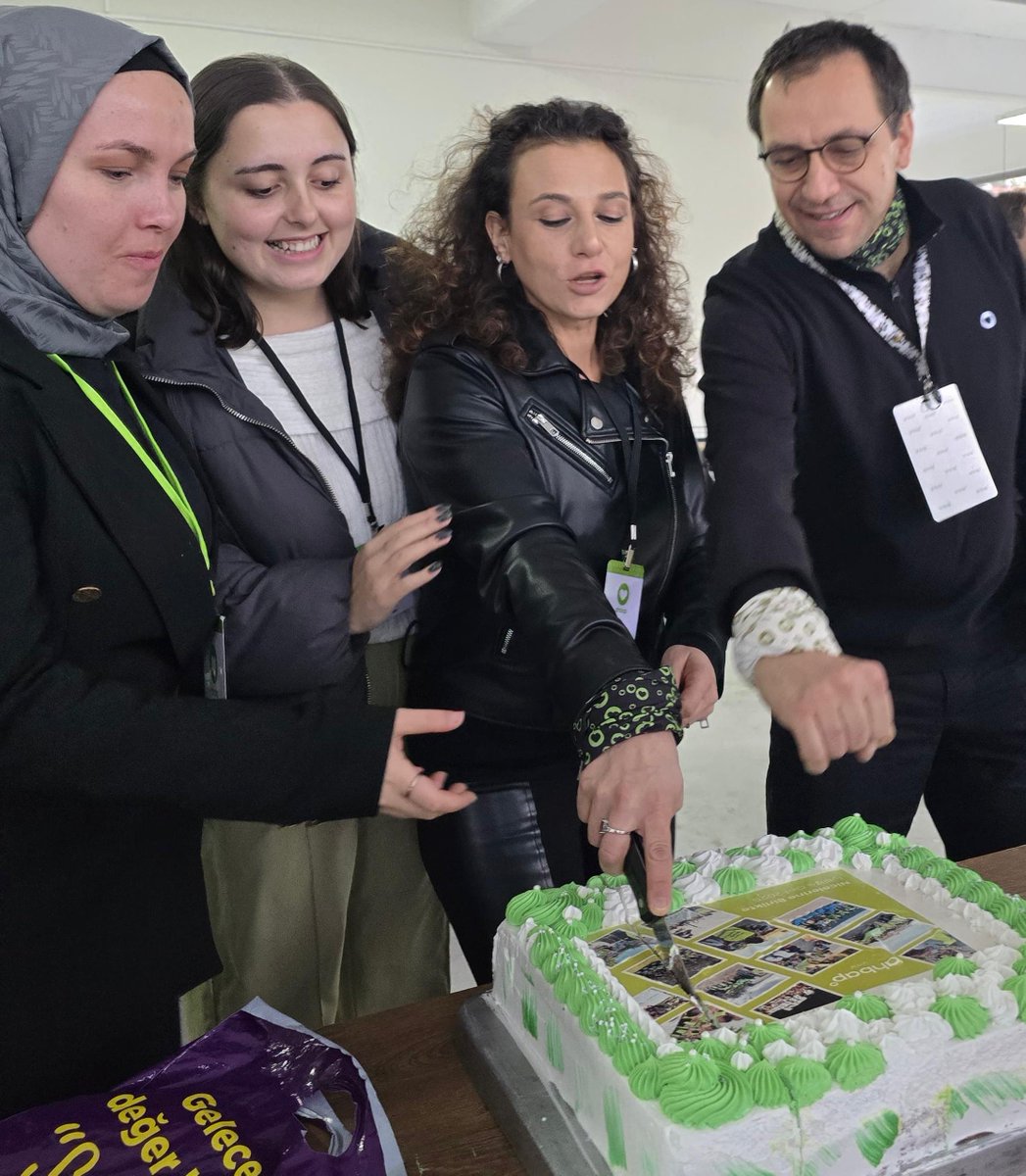 Ahbap İzmir gönüllülerimiz 2024 yılında neler yaptıklarını sunum halinde inceleyip veda pastası kestiler. Dilek Güner ile “erteleme harekete geç” koçluk çalışması ile keyifli vakit geçirdiler. 💚