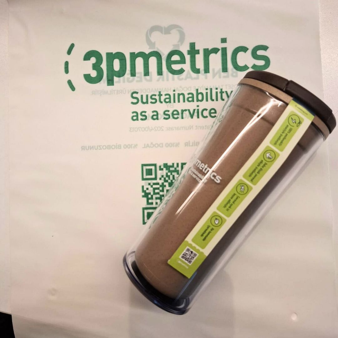3pmetrics's tweet photo. 3ptalks'a, @wastespresso kahve atıklarını dönüştürerek ürettiği çok kullanımlık bardaklar ve termoslarla değer kattı. Sustaintag sayesinde katılımcılarımız, termosların üzerindeki QR kodu taratarak ürünlerin çevresel etkisini görüntülediler. ☕ #sürdürülebilirlik #çevreseletki https://t.co/L7a2FboEdH