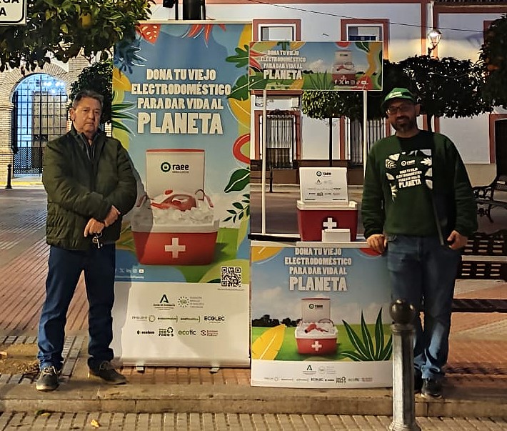 RAEE Andalucía (@raeeandalucia) on Twitter photo ✅El alcalde, Francisco Javier Gómez, del <a href="/AytoCarreteros/">AYUNTAMIENTO DE FUENTE CARRETEROS</a>, ha acompañado a nuestros informadores de #DonaVidaAlPlaneta para apoyar la campaña sobre la importancia del reciclaje ♻️ y la reutilización de los #RAEE.
💻Toda la información de la campaña en donavidaalplaneta.com ✅El alcalde, Francisco Javier Gómez, del <a href="/AytoCarreteros/">AYUNTAMIENTO DE FUENTE CARRETEROS</a>, ha acompañado a nuestros informadores de #DonaVidaAlPlaneta para apoyar la campaña sobre la importancia del reciclaje ♻️ y la reutilización de los #RAEE.
💻Toda la información de la campaña en donavidaalplaneta.com