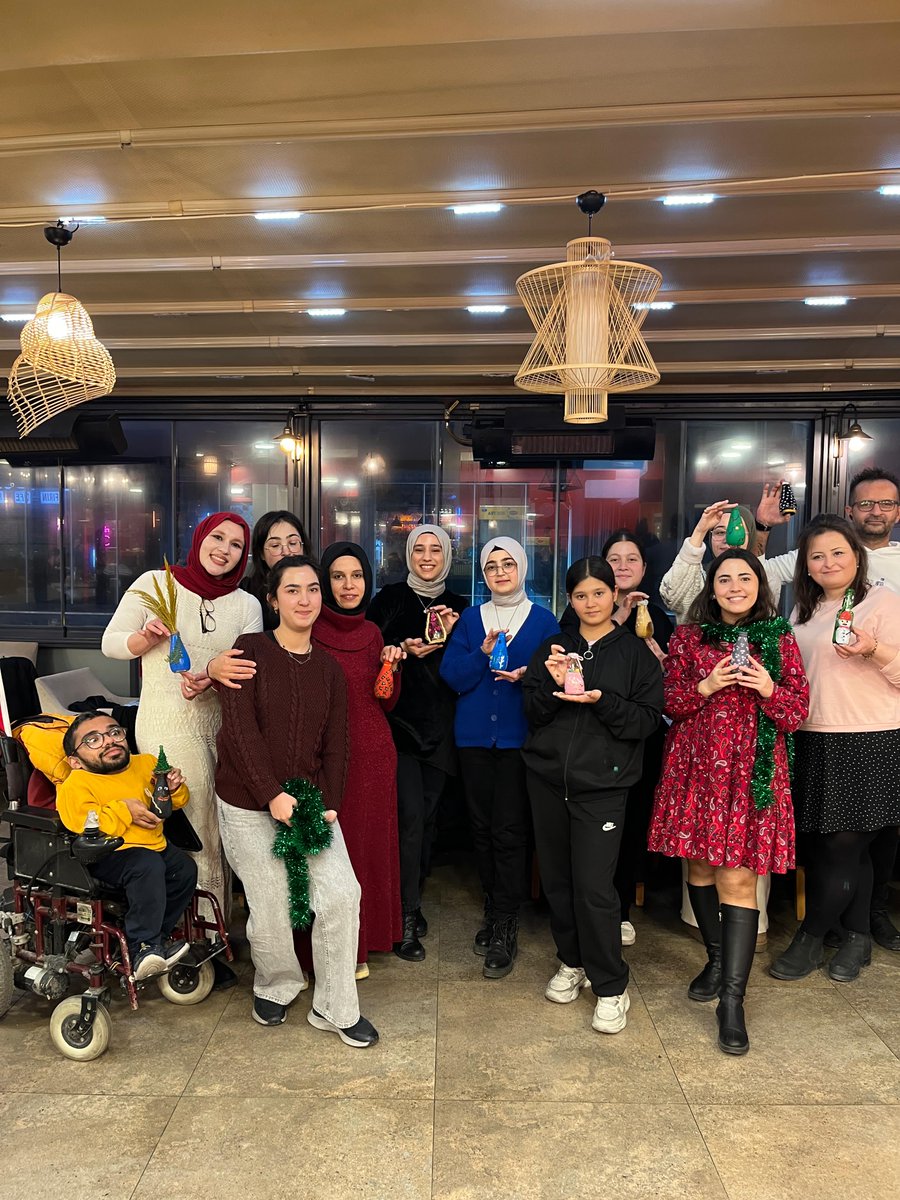 Ahbap Denizli gönüllüleri, “Yeşil Yıl Hediyesi” etkinliğinde bir araya geldiler. Cam objeleri dönüştürerek birbirlerine çekilişle hediye ederek keyifli anlar yaşadılar. 💚