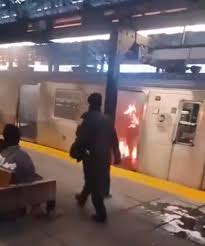 donocooperativa's tweet photo. 🔥Ontem, no metro de Nova Iorque, uma mulher foi queimada viva perante a indiferença de alguns e dos próximos candidatos ao óscar de melhor realizador. Não houveram tentativas de ajuda, só ecrãs a filmar cada chama e cada segundo de horror como se fosse uma cena do SAW em que a mulher não teve a coragem de serrar o dedo mendinho do pé. E é esta m@rda que somos hoje: uma sociedade de voyeurs digitais.

Em vez de tentarem salvar a mulher, muitos decidiram que o melhor era documentar a tragédia. Num mundo onde o "conteúdo é rei," uma vida humana a desaparecer em chamas é a garantia de um reel de sucesso para o social media. E é, infelizmente.

E isto é hoje a nossa sociedade em todo o seu esplendor: a desumanização transformada em hábito. Vemos tudo como um filme, uma série, uma peça interativa, onde os outros são personagens secundários no enredo das nossas vidas. "A mulher a arder? Que espetáculol!" E lá ficamos nós, estáticos, a capturar a realidade como se fosse ficção, sem consciência de que na realidade não há um botão de pausa ou escape para salvar aquela vida.

Esta gente para mim é cúmplice passivo de uma morte.

O metro de Nova Iorque não foi apenas o cenário de um crime hediondo; foi o palco de uma obra macabra, com o público a desempenhar o seu papel de plateia a contemplar uma arte performativa. Cada pessoa que ficou a filmar a mulher a arder foi uma peça desta performance grotesca, onde a apatia foi o ato principal e a humanidade o grande ausente.

A mulher morreu e a sociedade ganhou mais um vídeo para alimentar o ciclo incessante de desgraças digitais.  O que aconteceu mais do que um reflexo de uma sociedade doente , mais uma prova de que perdemos definitivamente os nossos valores.

o dono da cooperativa

Nota: nos comentários deixo-vos um dos vídeos que circulam por aí. Não vale pela cena, vale pelo que é mais chocante, da inércia e indiferença de alguns aos que filmaram calmamente a cena do princípio ao fim.