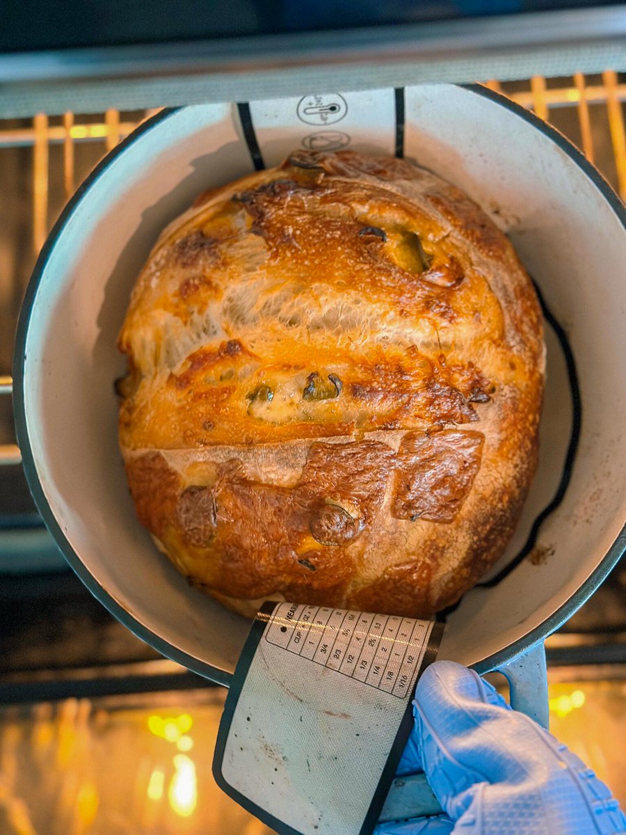 spicy jalapenño pepper jack sourdough bread with a hot honey dip!🎄🧡🍯 #sourdough #sourdoughrecipe #jalapeño simplytaralynn.com/2024/12/23/jal…