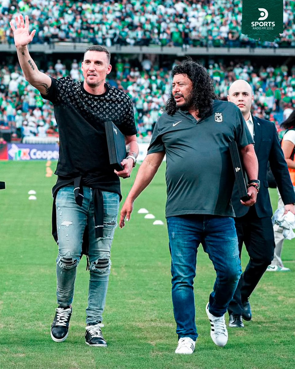 DSportsRadio's tweet photo. 🟢 FRANCO ARMANI FUE HOMENAJEADO EN ATLÉTICO NACIONAL

El arquero de River, campeón de la Copa Libertadores 2016 y ganador de 12 títulos con Atlético Nacional, fue homenajeado en un evento de la liga Dimayor junto a René Higuita y Francisco Maturana, donde los ídolos recordaron su paso por el club.

📻 DSPORTS Radio FM 103.1 #ElSonidoDelDeporte