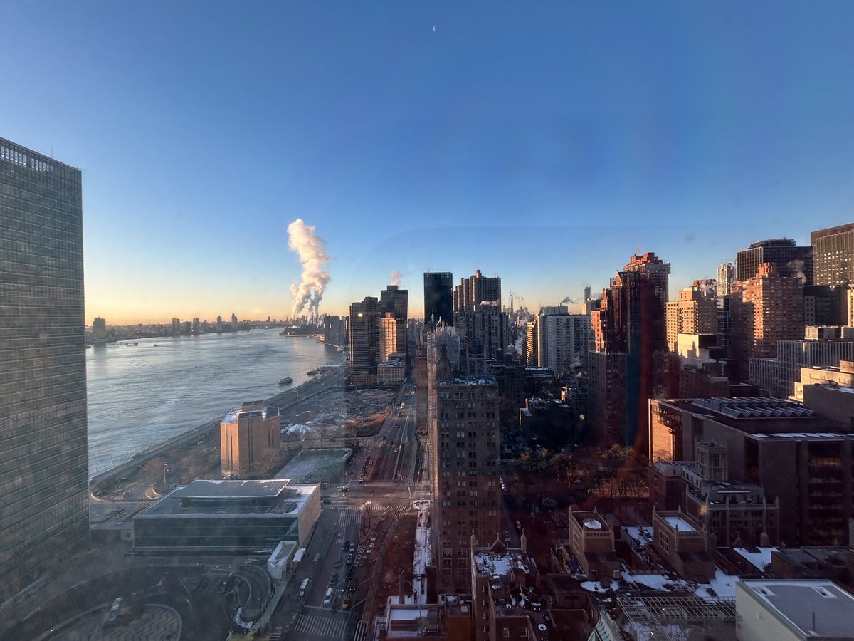 heavy steam vapors over otherwise sunny New York morning are saying that it is freezing cold this morning (-12c =10.4 °F)