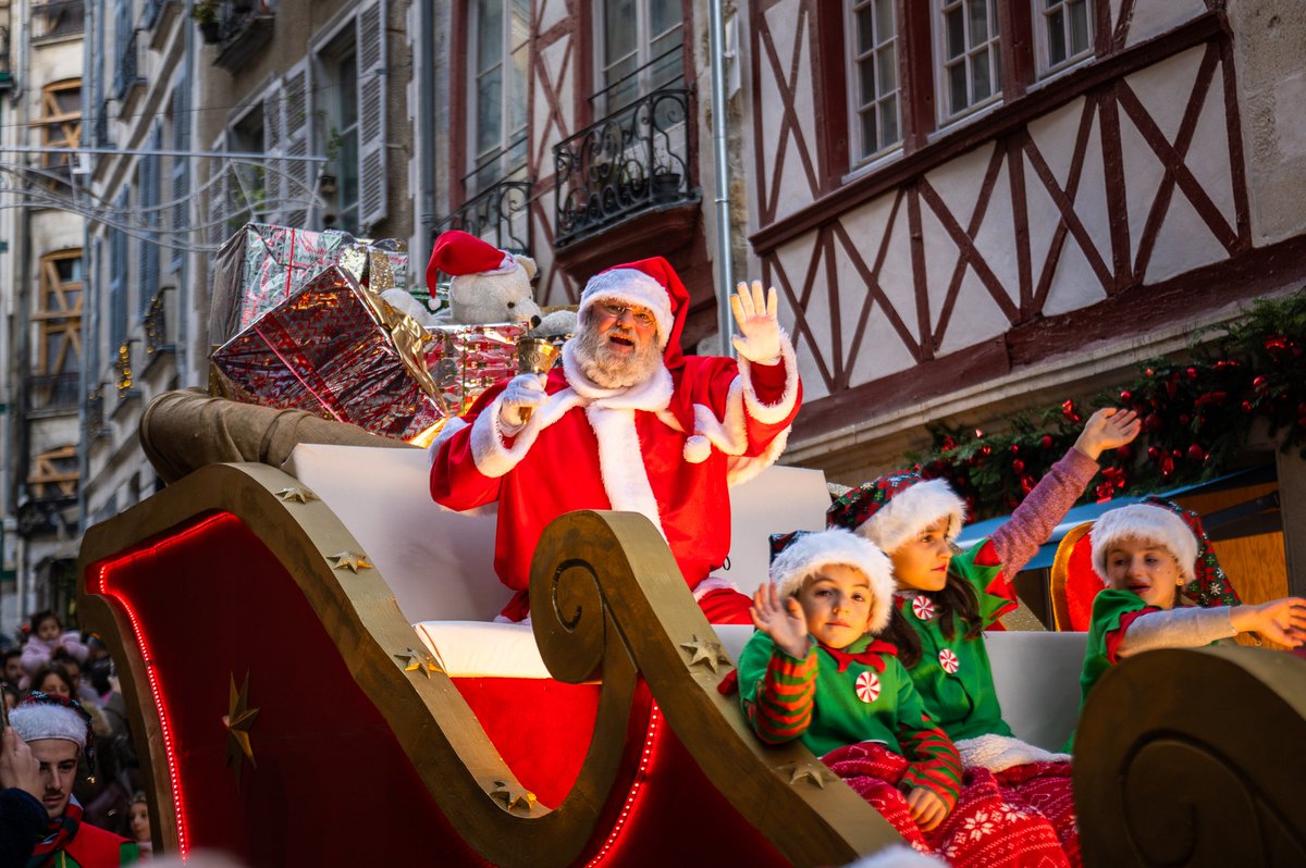 ⚠️ La parade du traîneau du Père Noël est bien MAINTENUE, cet après-midi.
Elle s'élancera de la place Jacques-Portes à 18h.
Son final pyrotechnique aura lieu aux alentours de 20h sur le pont Marengo. 
📷 Mathieu Prat
#BayonneMaVille