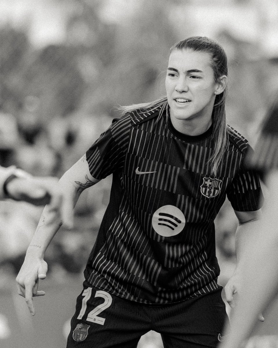 ciracussa's tweet photo. ⚽️ Copa de la Reina 

🔴🔵  Calentamiento del @FCBfemeni https://t.co/4dantCjYPk