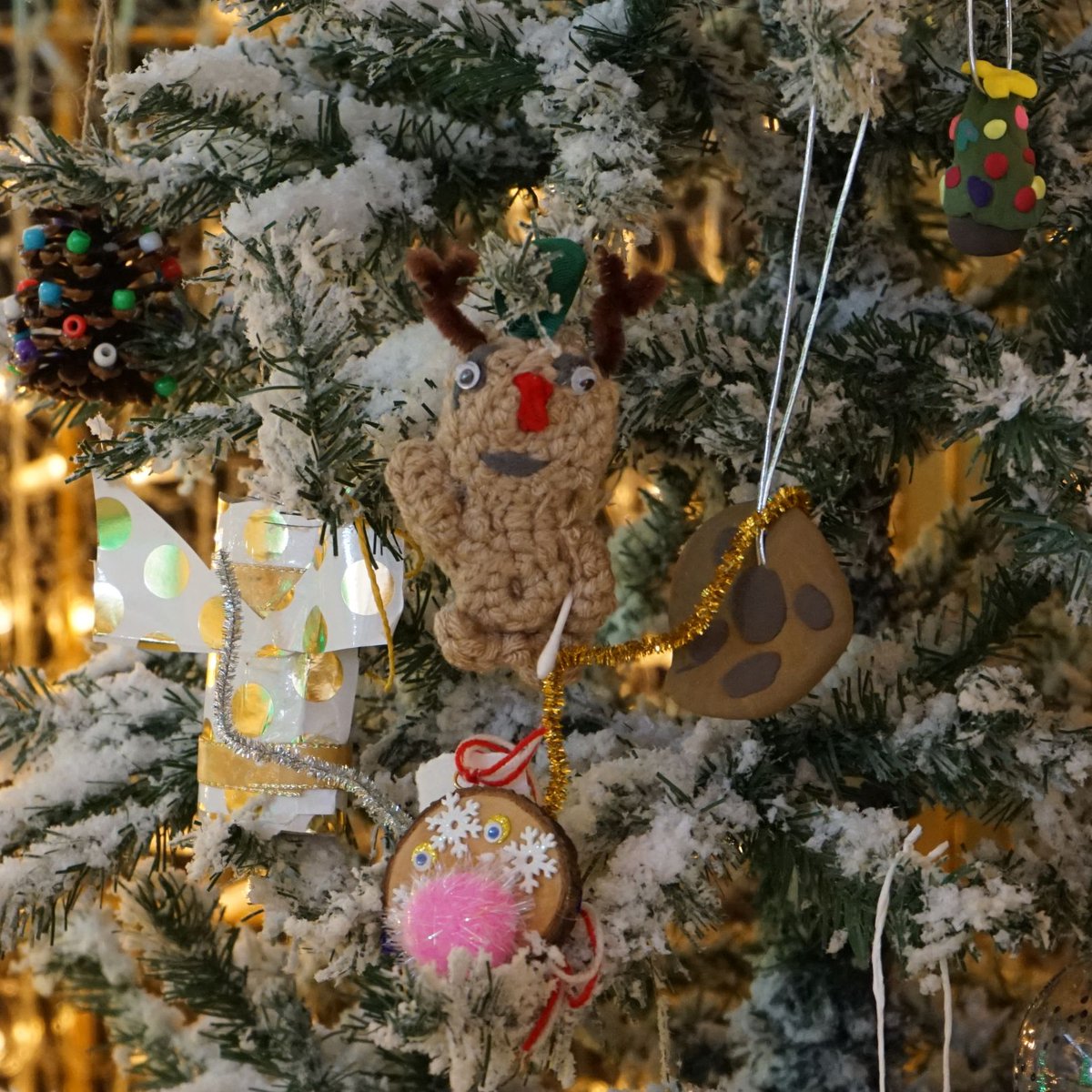 The winner of this year's competition is Dayzie, 15, who crocheted her reindeer without a pattern! He jingles &amp; smells of grape soda &amp; has a cotton bud white cane, the reindeer is the perfect friend to represent VICTA’s sensory Christmas! victa.org.uk/christmas/
#TreeForTreats