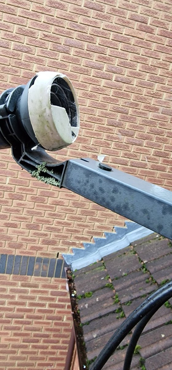 MartinJ46662452's tweet photo. @SkyHelpTeam I've been a sky customer since the 80s, I moved into a rental property two months ago &amp; the sky dish is rusty plus LNB is broken, I rang you this morning and your help desk and they weren't interested in replacing the dish etc they'd rather lose a customer! https://t.co/ecEKYfbp3p