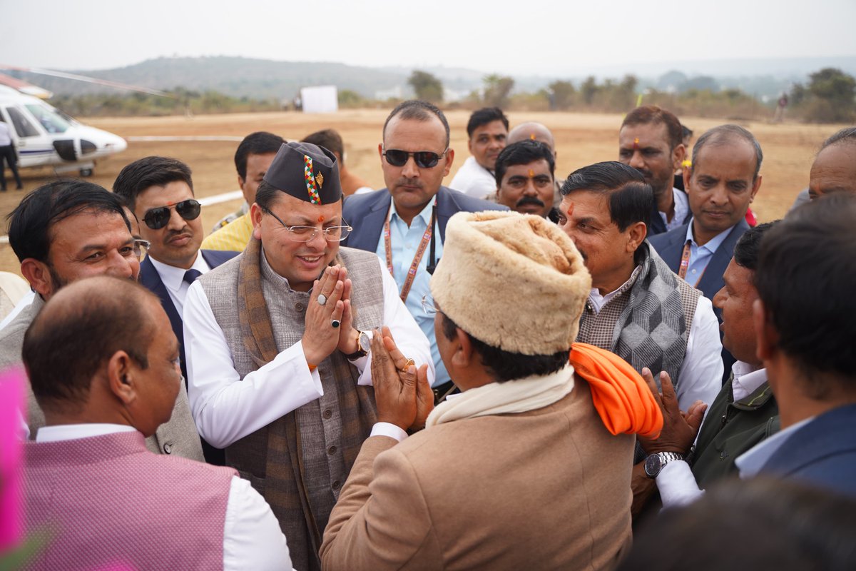 pushkardhami's tweet photo. माननीय मुख्यमंत्री @DrMohanYadav51 जी के साथ सागर, मध्यप्रदेश में आयोजित "सागर गौरव दिवस" में सम्मिलित होकर लाखा बंजारा झील सौंदर्यीकरण सहित अन्य विभिन्न परियोजनाओं का लोकार्पण एवं शिलान्यास किया। सभी क्षेत्रवासियों को सागर गौरव दिवस की हार्दिक शुभकामनाएं। https://t.co/1c0CbF9MZo
