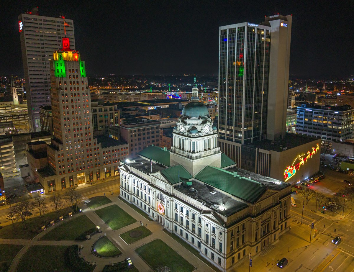 Suffice it to say, my town loves #Christmas. Downtown #FortWayne, last night, absolutely aglow in holiday lights. #holidaylights