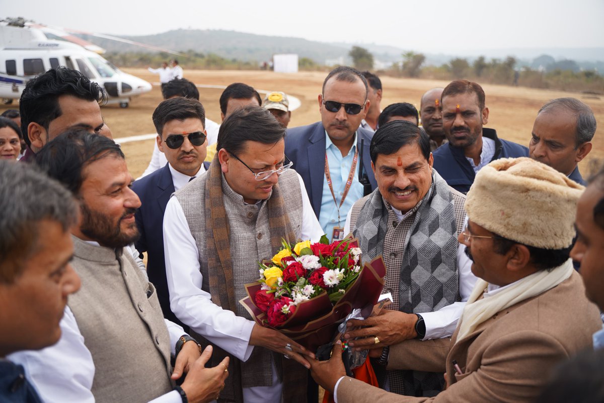 pushkardhami's tweet photo. माननीय मुख्यमंत्री @DrMohanYadav51 जी के साथ सागर, मध्यप्रदेश में आयोजित "सागर गौरव दिवस" में सम्मिलित होकर लाखा बंजारा झील सौंदर्यीकरण सहित अन्य विभिन्न परियोजनाओं का लोकार्पण एवं शिलान्यास किया। सभी क्षेत्रवासियों को सागर गौरव दिवस की हार्दिक शुभकामनाएं। https://t.co/1c0CbF9MZo