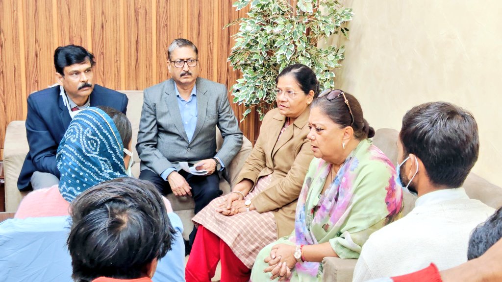 आज राजस्थान की पूर्व मुख्यमंत्री श्रीमती <a href="/VasundharaBJP/">Vasundhara Raje</a> जी के साथ एसएमएस अस्पताल में जयपुर हादसे में घायल हुए लोगों के परिजनों से मुलाकात कर घायलों का कुशलक्षेम जाना।