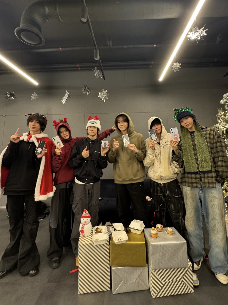 RIIZE_official's tweet photo. 🎅🏻🎄🧡

#RIIZE #라이즈
#RISEandREALIZE https://t.co/2T7CIAUlMx