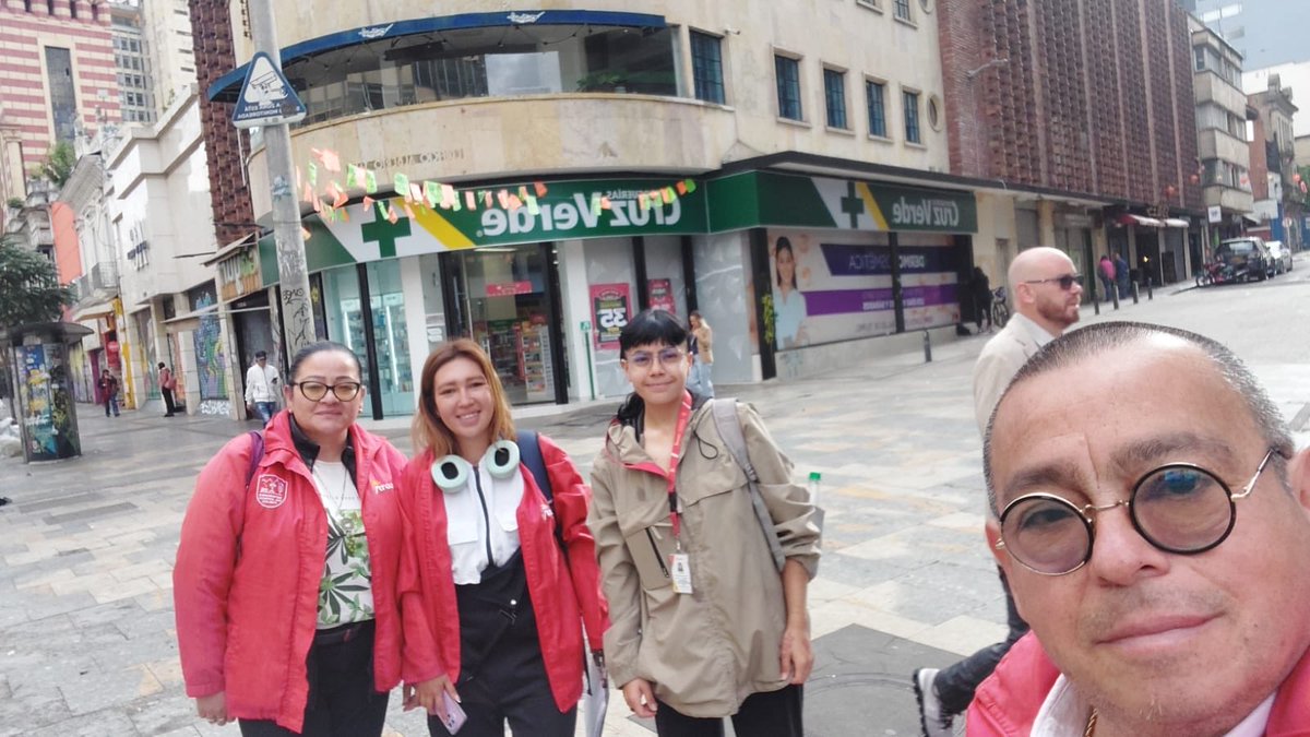luciabastidasu's tweet photo. Los defensores del espacio público @DadepBogota #madrugando #lunes desde diferentes puntos para arrancar a trabajar:
1. Sostenibilidad #QuebradaLasDelicias
2. #LaSep7imaEsDeTodos
3. #PlanCentro #SanVictorino
#MasyMejorEspacioPublico
#BogotaMiCiudadMiCasa https://t.co/NVletwsHdZ