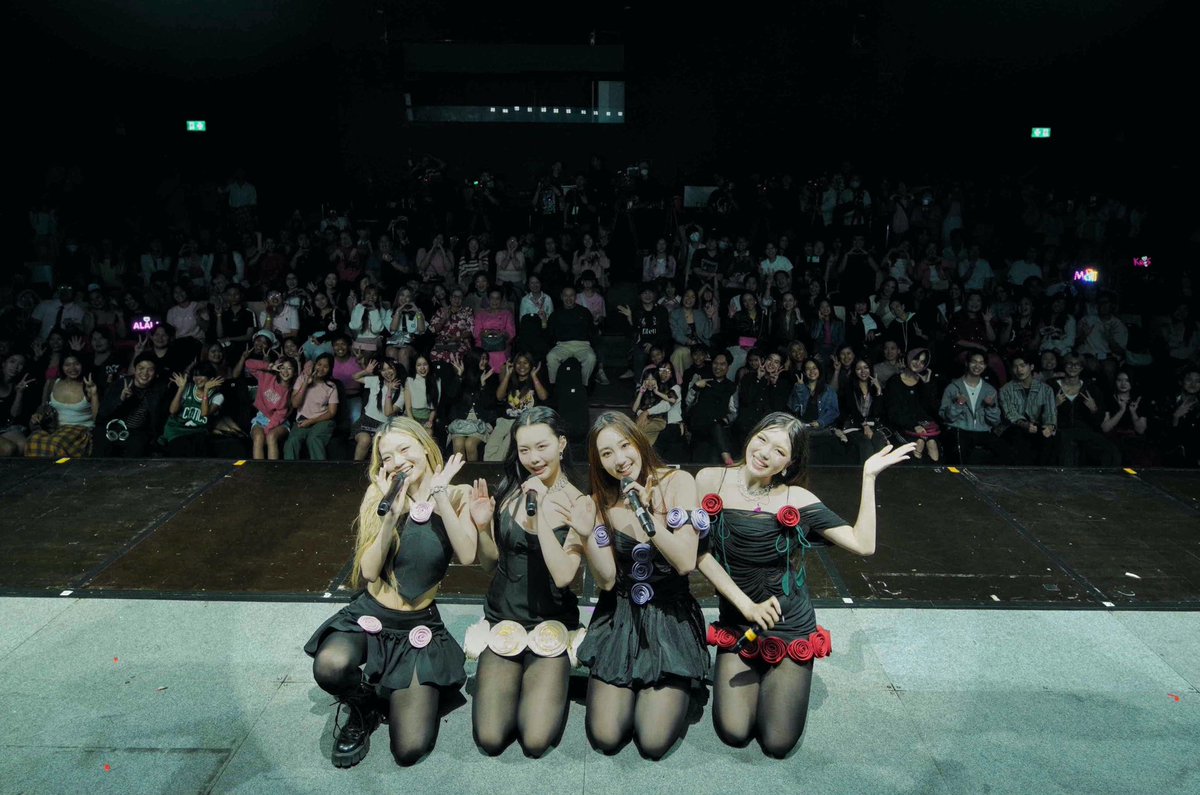 Blackcatupdate's tweet photo. ALALA ครบรอบ 2 ปี เสิร์ฟคอนเสิร์ต ALALA PARTY รวมพลคนแซ่บ พร้อมโชว์เพอร์ฟอร์แมนซ์สุดปัง ในบรรยากาศอบอุ่น
#ALALAWhiteFox #AlalaEP2 #WhiteFoxGMM #ALALAPARTY #ALALA2YearsAnniversary #ALALA #GMMMUSIC
ALALA (อาลาล่า) ศิลปินเกิร์ลกรุ๊ปจากค่าย WhiteFox ในเครือ GMM MUSIC นำโดย คริส อิม เมจิ และ มินนี่ ได้ฤกษ์จัดคอนเสิร์ต ALALA PARTY ในวาระ ครบรอบ 2 ปี เรียกกว่าเป็นครั้งแรกกับความสนุกสุดจึ้งของสาวๆ ที่เตรียมโชว์แบบจัดเต็ม พร้อมฟาดความสนุกไปพร้อมกับแขกรับเชิญสุดพิเศษที่ต่างมาสร้างสีสันให้กับคอนเสิร์ตนี้เต็มไปด้วยความสนุกแบบฉ่ำๆ
คอนเสิร์ต ALALA PARTY!! เปิดโชว์แรกด้วยการโชว์สเต็ปสุดมันส์ เพอร์ฟอร์แมนซ์ระเบิดฮอลล์ด้วย เพลง ร้องไห้ดังๆ และ To The Top ตามด้วยเมดเล่ย์สนุกๆ ชวนโยกกับเพลง W R U? เถียงเก่ง และ เสียใจไม่เสียดาย ก่อนเปิดตัวแขกรับเชิญคนแรก กับหนุ่มน้อย MEEPOOH (หมีพูห์-วิน) รุ่นน้องร่วมค่าย ในเพลง นี่แหละความรัก ตามด้วยพี่ชายสุดฮอตอย่าง KIN (คิน-ธนชัย) ที่มาส่งความรักให้เคลิมไปกับเพลง แอบรัก(เพื่อนรัก) ที่ทั้งคู่ต่างขนความน่ารักมาตกแฟนๆ กันทั้งน้องเล็กและพี่ใหญ่ ก่อนที่สาวๆ จะตามมาสมทบ กับหนุ่มๆ พร้อมชวนแฟนๆ โยกไปด้วยกัน ในเพลง APT. และไปสนุกสุดฮาในช่วงพูดคุยกับแขกรับเชิญ PUMPKIN (หิ้วหวี) และ ฝน MONSTER FON ที่มาชวนสาวๆ ALALA นักเรียนอินเตอร์ เล่นเกมตอบคำถามสุภาษิตไทย เรียกเสียงหัวเราะกับความน่ารักไปเต็มๆ จากนั้นเปิดตัวแขกรับเชิญลับ NINEW (คริสติน่า)ที่มาสอนสาวๆ ร้องเพลงออกเสียงลูกคอแบบไทยๆ ก่อนเข้าโชว์พิเศษในเพลง RECKLESS โดยมีมินนี่ร่วมร้องเพลงนี้กับ NINEW ด้วย เรียกว่าแสงออกหูกันไป และไปหูเคลือบทองกันต่อกับทั้ง 4 สาวในเพลง ไม่ใช่เธอ ก่อนส่งเข้าเพลง Music Lover ที่ได้พี่สาวสุดสวยลุคนางแบบ อย่าง MATCHA (โมซิมันน์) มาเพิ่มความแซ่บ ก่อนส่งเวทีให้ MATCHA โชว์ความปังในเพลง Complicated และทิ้งท้ายฟาดสับๆ กับ 4 สาว ALALA ในเพลงใหม่ล่าสุด ทานโทษ (ไม่ใช่เพื่อนเล่น) ที่เรียกเสียงเชียร์ในท่อนเบรคแดนซ์แบบสนั่นฮอลล์ ก่อนปิดโชว์ด้วยความสนุกสุดอบอุ่นในเพลง ร้องไห้ดังๆ ที่เหล่า BABY A พากันลุกขึ้นเต้นไปพร้อมๆกับ ALALA
ตลอด 2 ปีที่ผ่านมา ALALA ได้เติบโตโดยรอบล้อมไปด้วย แฟนๆที่รัก และสนับสนุนมาโดยตลอด เรียกว่าคอนเสิร์ตครบรอบ 2 ปี ALALA PARTY ในครั้งนี้จึงเป็นความตั้งใจที่อยากจะตอบแทนความรักที่มอบให้ ALALA และหวังให้ทุกคนที่ได้ชมโชว์ในครั้งนี้ประทับใจ สามารถติดตามผลงาน และ อัปเดตข่าวสารของ ALALA เพิ่มเติมได้ที่ social media : alala.whitefox ทุกแพลตฟอร์ม