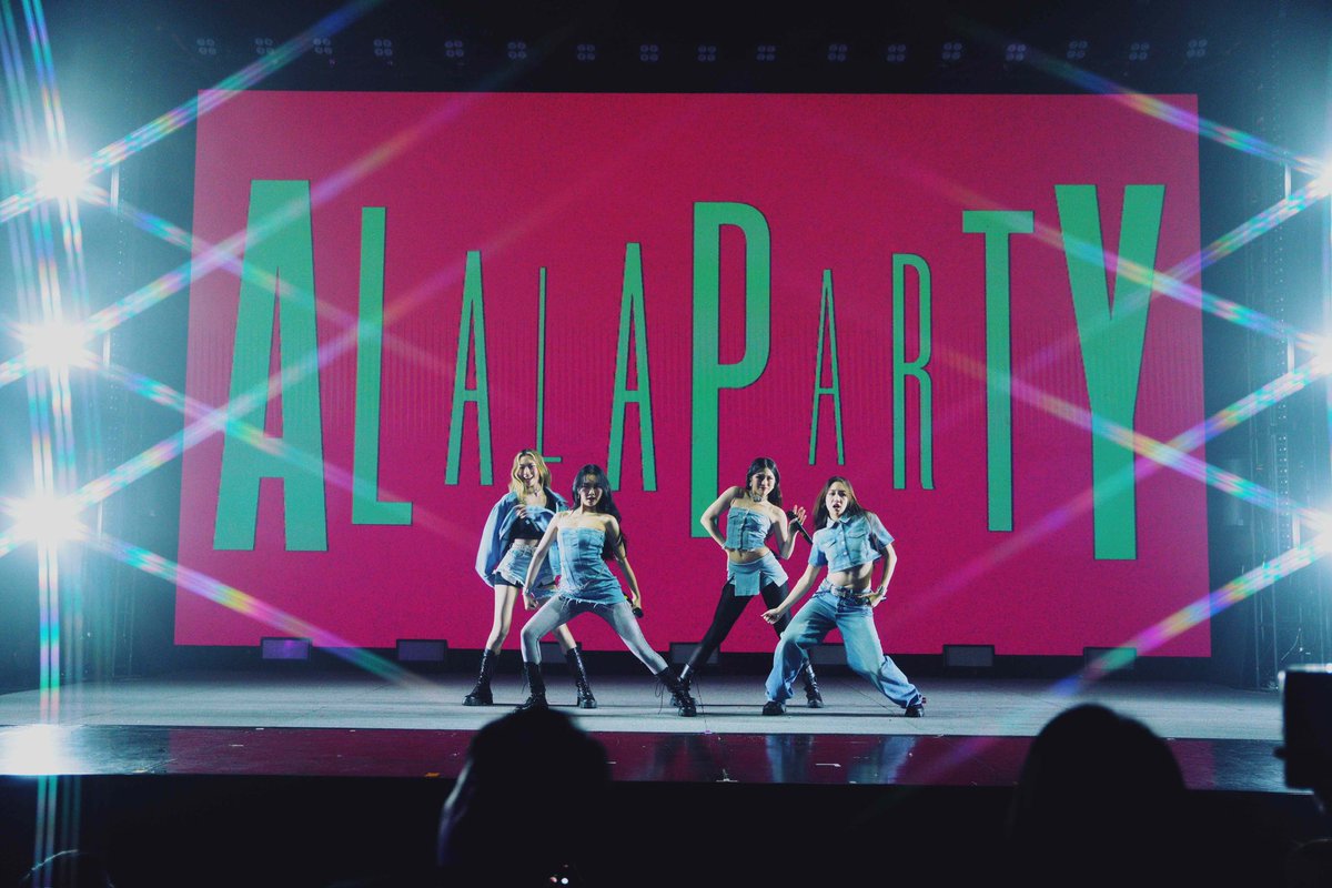 Blackcatupdate's tweet photo. ALALA ครบรอบ 2 ปี เสิร์ฟคอนเสิร์ต ALALA PARTY รวมพลคนแซ่บ พร้อมโชว์เพอร์ฟอร์แมนซ์สุดปัง ในบรรยากาศอบอุ่น
#ALALAWhiteFox #AlalaEP2 #WhiteFoxGMM #ALALAPARTY #ALALA2YearsAnniversary #ALALA #GMMMUSIC
ALALA (อาลาล่า) ศิลปินเกิร์ลกรุ๊ปจากค่าย WhiteFox ในเครือ GMM MUSIC นำโดย คริส อิม เมจิ และ มินนี่ ได้ฤกษ์จัดคอนเสิร์ต ALALA PARTY ในวาระ ครบรอบ 2 ปี เรียกกว่าเป็นครั้งแรกกับความสนุกสุดจึ้งของสาวๆ ที่เตรียมโชว์แบบจัดเต็ม พร้อมฟาดความสนุกไปพร้อมกับแขกรับเชิญสุดพิเศษที่ต่างมาสร้างสีสันให้กับคอนเสิร์ตนี้เต็มไปด้วยความสนุกแบบฉ่ำๆ
คอนเสิร์ต ALALA PARTY!! เปิดโชว์แรกด้วยการโชว์สเต็ปสุดมันส์ เพอร์ฟอร์แมนซ์ระเบิดฮอลล์ด้วย เพลง ร้องไห้ดังๆ และ To The Top ตามด้วยเมดเล่ย์สนุกๆ ชวนโยกกับเพลง W R U? เถียงเก่ง และ เสียใจไม่เสียดาย ก่อนเปิดตัวแขกรับเชิญคนแรก กับหนุ่มน้อย MEEPOOH (หมีพูห์-วิน) รุ่นน้องร่วมค่าย ในเพลง นี่แหละความรัก ตามด้วยพี่ชายสุดฮอตอย่าง KIN (คิน-ธนชัย) ที่มาส่งความรักให้เคลิมไปกับเพลง แอบรัก(เพื่อนรัก) ที่ทั้งคู่ต่างขนความน่ารักมาตกแฟนๆ กันทั้งน้องเล็กและพี่ใหญ่ ก่อนที่สาวๆ จะตามมาสมทบ กับหนุ่มๆ พร้อมชวนแฟนๆ โยกไปด้วยกัน ในเพลง APT. และไปสนุกสุดฮาในช่วงพูดคุยกับแขกรับเชิญ PUMPKIN (หิ้วหวี) และ ฝน MONSTER FON ที่มาชวนสาวๆ ALALA นักเรียนอินเตอร์ เล่นเกมตอบคำถามสุภาษิตไทย เรียกเสียงหัวเราะกับความน่ารักไปเต็มๆ จากนั้นเปิดตัวแขกรับเชิญลับ NINEW (คริสติน่า)ที่มาสอนสาวๆ ร้องเพลงออกเสียงลูกคอแบบไทยๆ ก่อนเข้าโชว์พิเศษในเพลง RECKLESS โดยมีมินนี่ร่วมร้องเพลงนี้กับ NINEW ด้วย เรียกว่าแสงออกหูกันไป และไปหูเคลือบทองกันต่อกับทั้ง 4 สาวในเพลง ไม่ใช่เธอ ก่อนส่งเข้าเพลง Music Lover ที่ได้พี่สาวสุดสวยลุคนางแบบ อย่าง MATCHA (โมซิมันน์) มาเพิ่มความแซ่บ ก่อนส่งเวทีให้ MATCHA โชว์ความปังในเพลง Complicated และทิ้งท้ายฟาดสับๆ กับ 4 สาว ALALA ในเพลงใหม่ล่าสุด ทานโทษ (ไม่ใช่เพื่อนเล่น) ที่เรียกเสียงเชียร์ในท่อนเบรคแดนซ์แบบสนั่นฮอลล์ ก่อนปิดโชว์ด้วยความสนุกสุดอบอุ่นในเพลง ร้องไห้ดังๆ ที่เหล่า BABY A พากันลุกขึ้นเต้นไปพร้อมๆกับ ALALA
ตลอด 2 ปีที่ผ่านมา ALALA ได้เติบโตโดยรอบล้อมไปด้วย แฟนๆที่รัก และสนับสนุนมาโดยตลอด เรียกว่าคอนเสิร์ตครบรอบ 2 ปี ALALA PARTY ในครั้งนี้จึงเป็นความตั้งใจที่อยากจะตอบแทนความรักที่มอบให้ ALALA และหวังให้ทุกคนที่ได้ชมโชว์ในครั้งนี้ประทับใจ สามารถติดตามผลงาน และ อัปเดตข่าวสารของ ALALA เพิ่มเติมได้ที่ social media : alala.whitefox ทุกแพลตฟอร์ม