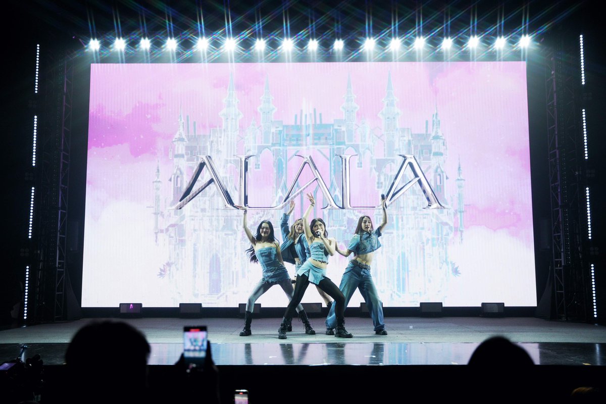 Blackcatupdate's tweet photo. ALALA ครบรอบ 2 ปี เสิร์ฟคอนเสิร์ต ALALA PARTY รวมพลคนแซ่บ พร้อมโชว์เพอร์ฟอร์แมนซ์สุดปัง ในบรรยากาศอบอุ่น
#ALALAWhiteFox #AlalaEP2 #WhiteFoxGMM #ALALAPARTY #ALALA2YearsAnniversary #ALALA #GMMMUSIC
ALALA (อาลาล่า) ศิลปินเกิร์ลกรุ๊ปจากค่าย WhiteFox ในเครือ GMM MUSIC นำโดย คริส อิม เมจิ และ มินนี่ ได้ฤกษ์จัดคอนเสิร์ต ALALA PARTY ในวาระ ครบรอบ 2 ปี เรียกกว่าเป็นครั้งแรกกับความสนุกสุดจึ้งของสาวๆ ที่เตรียมโชว์แบบจัดเต็ม พร้อมฟาดความสนุกไปพร้อมกับแขกรับเชิญสุดพิเศษที่ต่างมาสร้างสีสันให้กับคอนเสิร์ตนี้เต็มไปด้วยความสนุกแบบฉ่ำๆ
คอนเสิร์ต ALALA PARTY!! เปิดโชว์แรกด้วยการโชว์สเต็ปสุดมันส์ เพอร์ฟอร์แมนซ์ระเบิดฮอลล์ด้วย เพลง ร้องไห้ดังๆ และ To The Top ตามด้วยเมดเล่ย์สนุกๆ ชวนโยกกับเพลง W R U? เถียงเก่ง และ เสียใจไม่เสียดาย ก่อนเปิดตัวแขกรับเชิญคนแรก กับหนุ่มน้อย MEEPOOH (หมีพูห์-วิน) รุ่นน้องร่วมค่าย ในเพลง นี่แหละความรัก ตามด้วยพี่ชายสุดฮอตอย่าง KIN (คิน-ธนชัย) ที่มาส่งความรักให้เคลิมไปกับเพลง แอบรัก(เพื่อนรัก) ที่ทั้งคู่ต่างขนความน่ารักมาตกแฟนๆ กันทั้งน้องเล็กและพี่ใหญ่ ก่อนที่สาวๆ จะตามมาสมทบ กับหนุ่มๆ พร้อมชวนแฟนๆ โยกไปด้วยกัน ในเพลง APT. และไปสนุกสุดฮาในช่วงพูดคุยกับแขกรับเชิญ PUMPKIN (หิ้วหวี) และ ฝน MONSTER FON ที่มาชวนสาวๆ ALALA นักเรียนอินเตอร์ เล่นเกมตอบคำถามสุภาษิตไทย เรียกเสียงหัวเราะกับความน่ารักไปเต็มๆ จากนั้นเปิดตัวแขกรับเชิญลับ NINEW (คริสติน่า)ที่มาสอนสาวๆ ร้องเพลงออกเสียงลูกคอแบบไทยๆ ก่อนเข้าโชว์พิเศษในเพลง RECKLESS โดยมีมินนี่ร่วมร้องเพลงนี้กับ NINEW ด้วย เรียกว่าแสงออกหูกันไป และไปหูเคลือบทองกันต่อกับทั้ง 4 สาวในเพลง ไม่ใช่เธอ ก่อนส่งเข้าเพลง Music Lover ที่ได้พี่สาวสุดสวยลุคนางแบบ อย่าง MATCHA (โมซิมันน์) มาเพิ่มความแซ่บ ก่อนส่งเวทีให้ MATCHA โชว์ความปังในเพลง Complicated และทิ้งท้ายฟาดสับๆ กับ 4 สาว ALALA ในเพลงใหม่ล่าสุด ทานโทษ (ไม่ใช่เพื่อนเล่น) ที่เรียกเสียงเชียร์ในท่อนเบรคแดนซ์แบบสนั่นฮอลล์ ก่อนปิดโชว์ด้วยความสนุกสุดอบอุ่นในเพลง ร้องไห้ดังๆ ที่เหล่า BABY A พากันลุกขึ้นเต้นไปพร้อมๆกับ ALALA
ตลอด 2 ปีที่ผ่านมา ALALA ได้เติบโตโดยรอบล้อมไปด้วย แฟนๆที่รัก และสนับสนุนมาโดยตลอด เรียกว่าคอนเสิร์ตครบรอบ 2 ปี ALALA PARTY ในครั้งนี้จึงเป็นความตั้งใจที่อยากจะตอบแทนความรักที่มอบให้ ALALA และหวังให้ทุกคนที่ได้ชมโชว์ในครั้งนี้ประทับใจ สามารถติดตามผลงาน และ อัปเดตข่าวสารของ ALALA เพิ่มเติมได้ที่ social media : alala.whitefox ทุกแพลตฟอร์ม