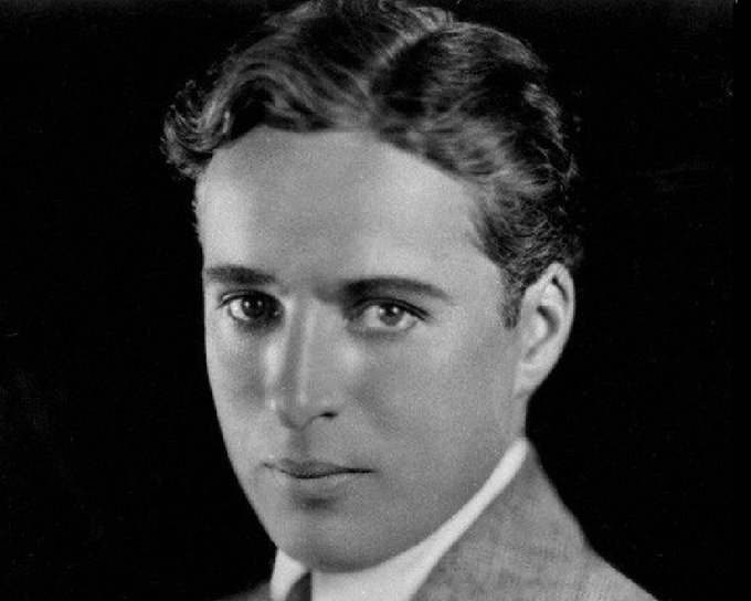 "La risata è il tonico, il sollievo, la cessazione del dolore".

Oggi nel 1977 moriva l'attore, sceneggiatore, compositore, produttore e regista #CharlieChaplin, vincitore di 3 premi #Oscar e di un Leone d'Oro alla carriera alla Mostra del Cinema di #Venezia.

#25dicembre.