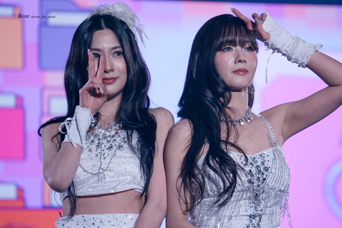 rose_for_apink's tweet photo. 둘이서 ✌🏻

-
-

241222. Apink 7th Concert <PINK CHRISTMAS>

#에이핑크 #Apink
#윤보미 #Bomi @Apinkbm 
#오하영 #Hayoung @Apinkohy https://t.co/5n62DtcXek