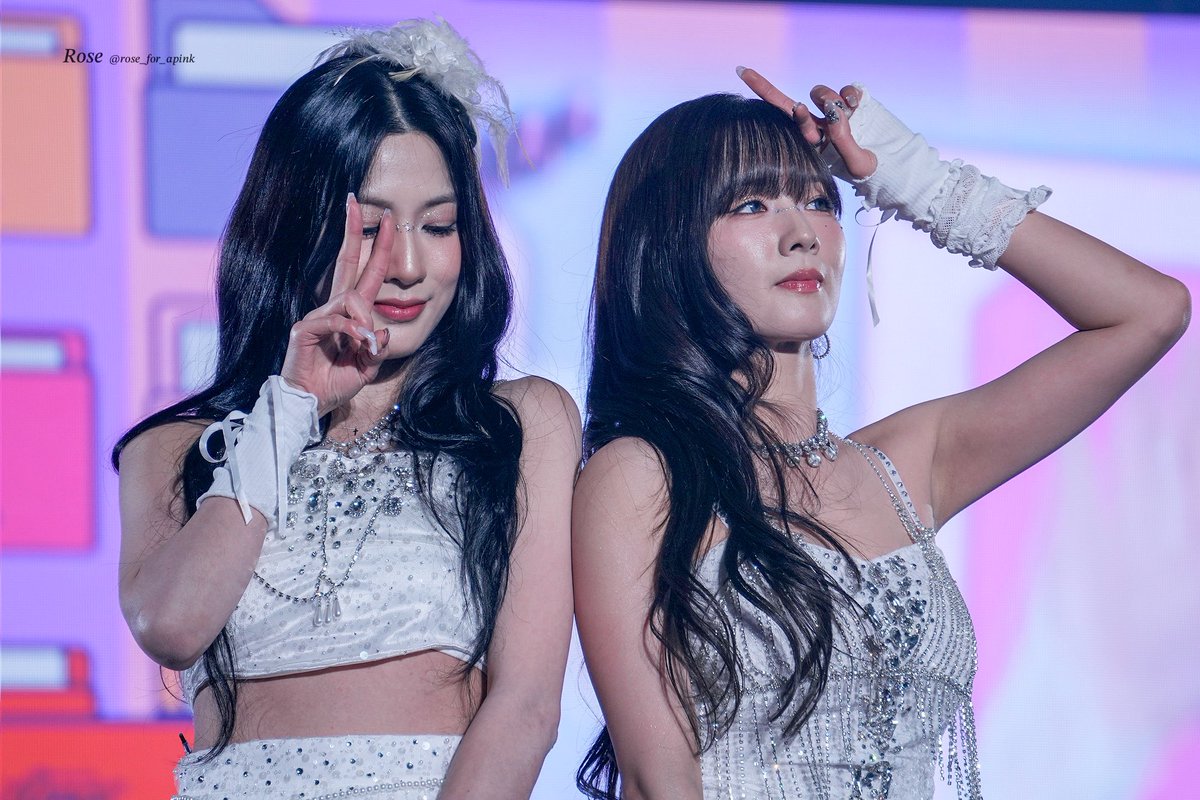 rose_for_apink's tweet photo. 둘이서 ✌🏻

-
-

241222. Apink 7th Concert <PINK CHRISTMAS>

#에이핑크 #Apink
#윤보미 #Bomi @Apinkbm 
#오하영 #Hayoung @Apinkohy https://t.co/5n62DtcXek