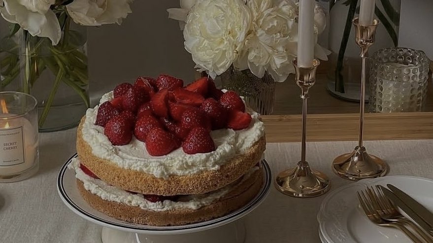 malusokay's tweet photo. strawberry desserts 🍰 https://t.co/pXw1srl7tX