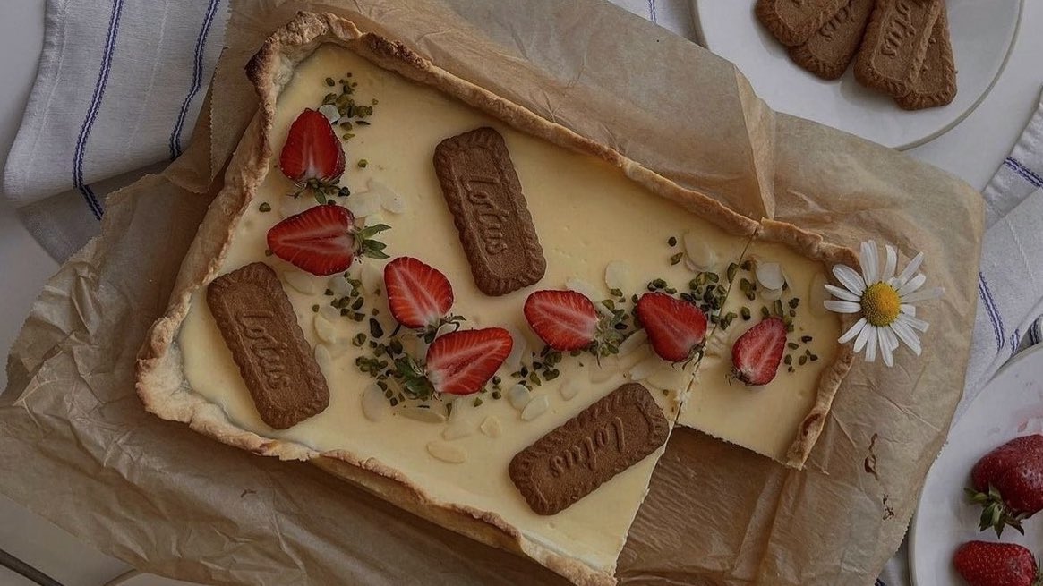 malusokay's tweet photo. strawberry desserts 🍰 https://t.co/pXw1srl7tX
