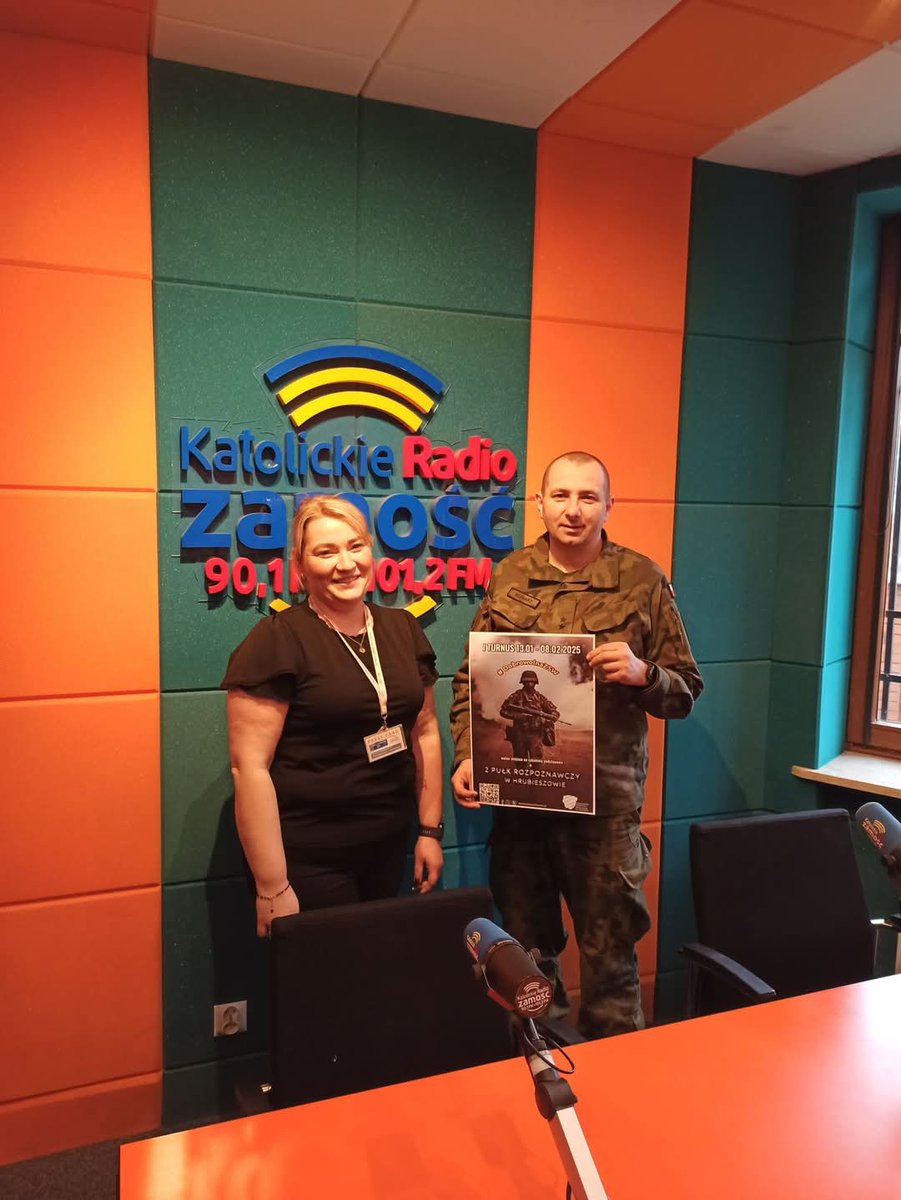 WCR_Zamosc's tweet photo. Dziś Szef SPiW ppor. Dariusz BEDNARZ💪 promował w #KatolickieRadioZamość I turnus #DZSW, który odbędzie się w dniach 13.01-08.02.2025r. w 2 pr🪂.
Ty🫵 też możesz odbyć😃 #szkoleniepodstawowe w #2pr👨‍✈️.
Przyjdź do #WCRZamość📍ul. Koszary 9,☎261-181-131 i złóż wniosek📄 o powołanie https://t.co/Ycms0OeSAQ