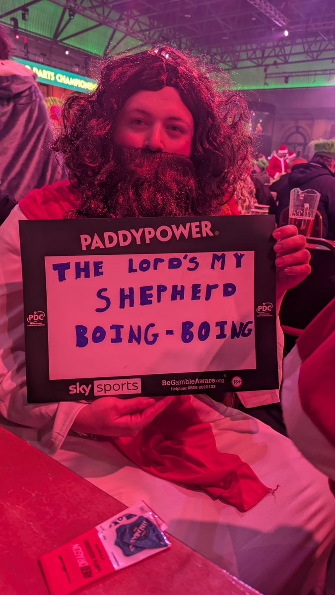 My lads at the darts today, couldn't be any prouder of his Christmas outfit choice and sign 🎯👌🏻🎄 
#baggies #boingboing #WestBrom #coyb #PDCWorldChampionships #allypally <a href="/wba/">West Bromwich Albion</a> <a href="/SkySportsDarts/">Sky Sports Darts</a> <a href="/OfficialPDC/">PDC Darts</a> <a href="/paddypower/">Paddy Power</a> 🔵⚪️🔵⚪️🔵