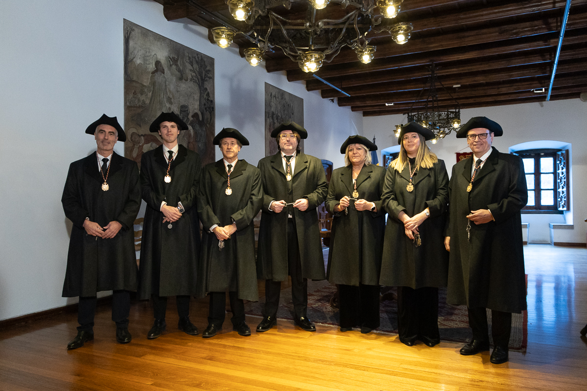 📖 Dipositem a l'Armari de les 7 Claus la transcripció, en format digital, dels documents precedents i del Llibre I d'acte del Consell General.

🖥️ Més informació: tuit.cat/vr6TO

📸 L'armari l'han obert els consellers majors de cadascuna de les parròquies.