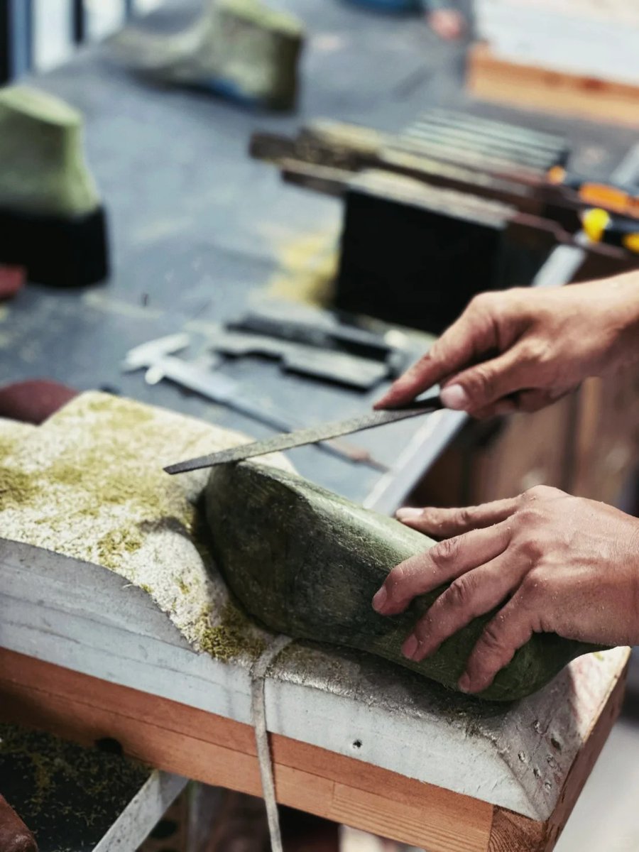 Shoe Factory Daily 11 | Part 3
A good shoe shape requires multiple adjustments—often over 10. Even a 1-2mm difference in the last can affect its appearance and fit.
1.Ergonomic comfort and a good fit are the foundation.
2.The shape also needs to be aesthetically pleasing.