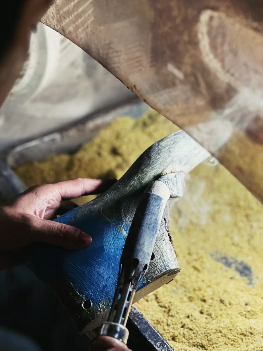 Shoe Factory Daily 11 | Part 4
3.Using comfortable and breathable leather enhances the shoe's quality and wearing comfort.
4.Each pair of handmade shoes undergoes strict quality control, and only experienced artisans can produce shoes that meet the standards.
