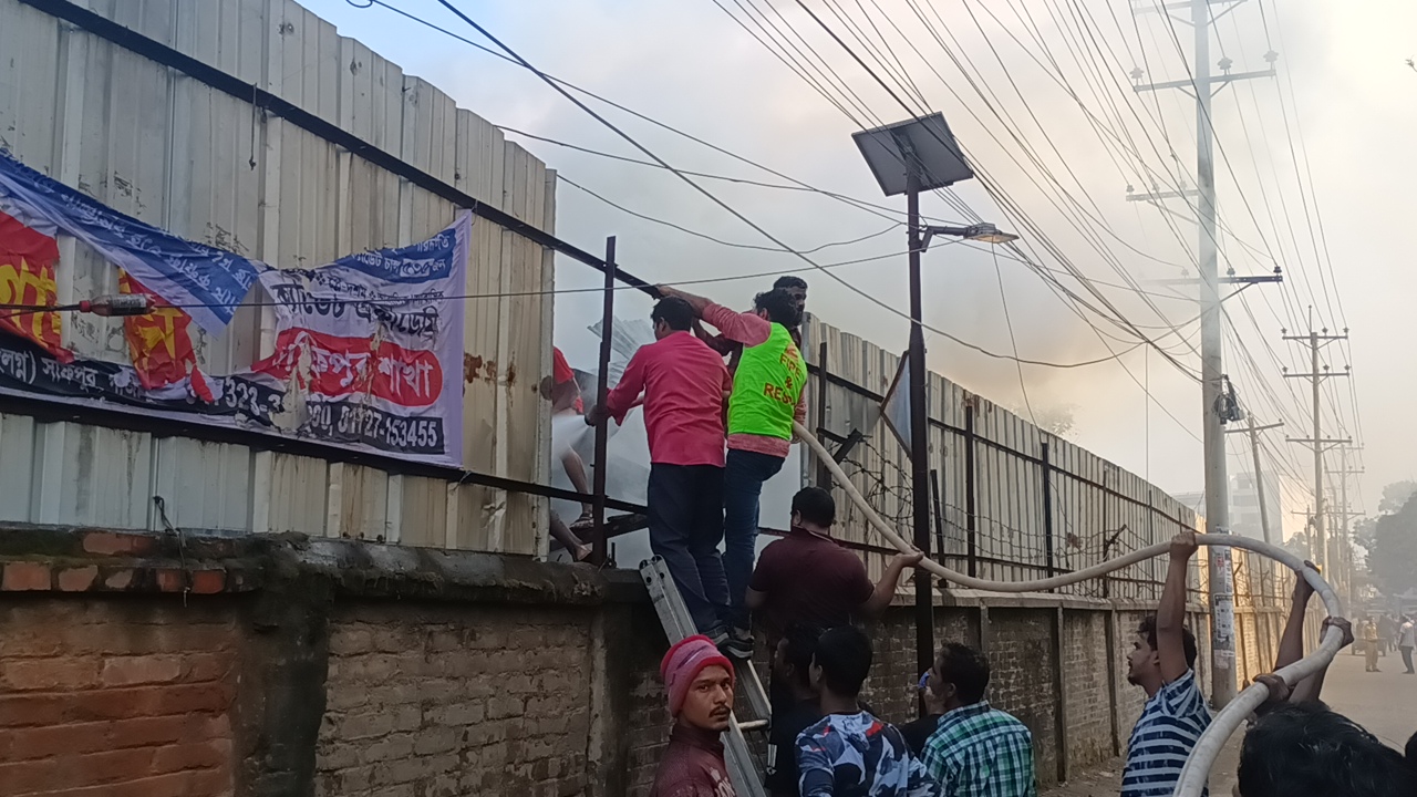 কালিয়াকৈরে কারখানার জুটের গোডাউনে আগুন