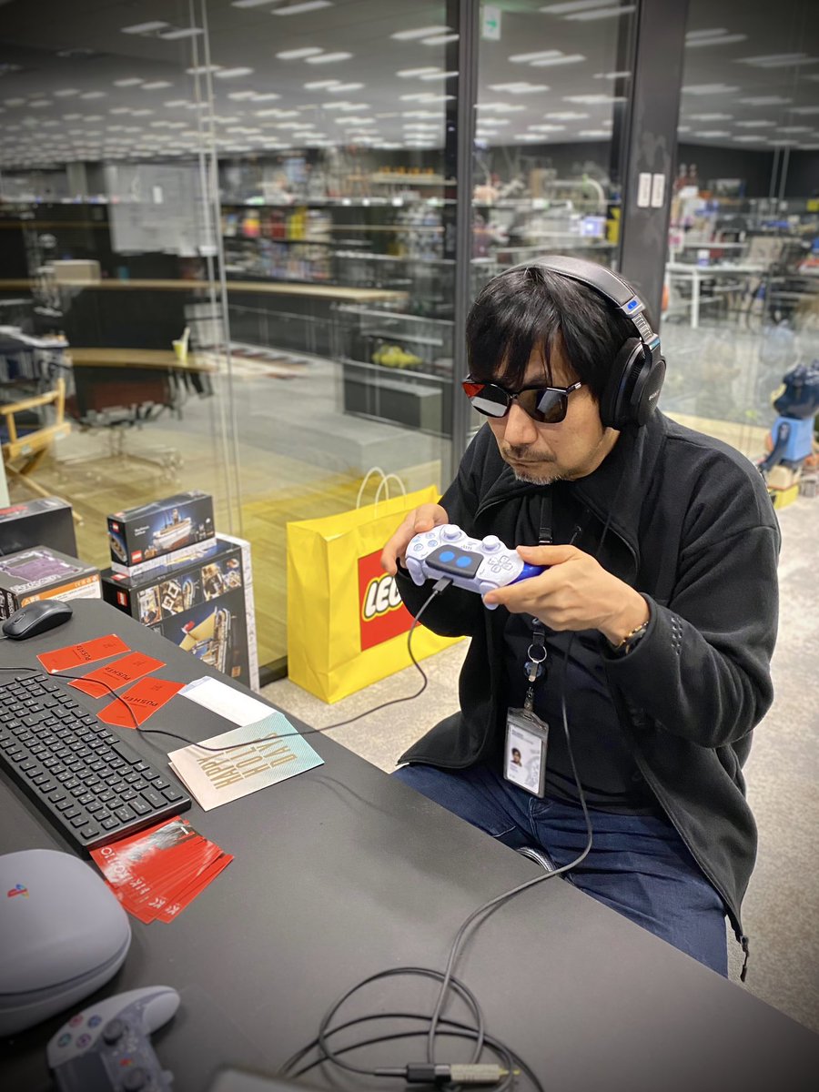 HIDEO_KOJIMA_EN's tweet image. Building the game🎮