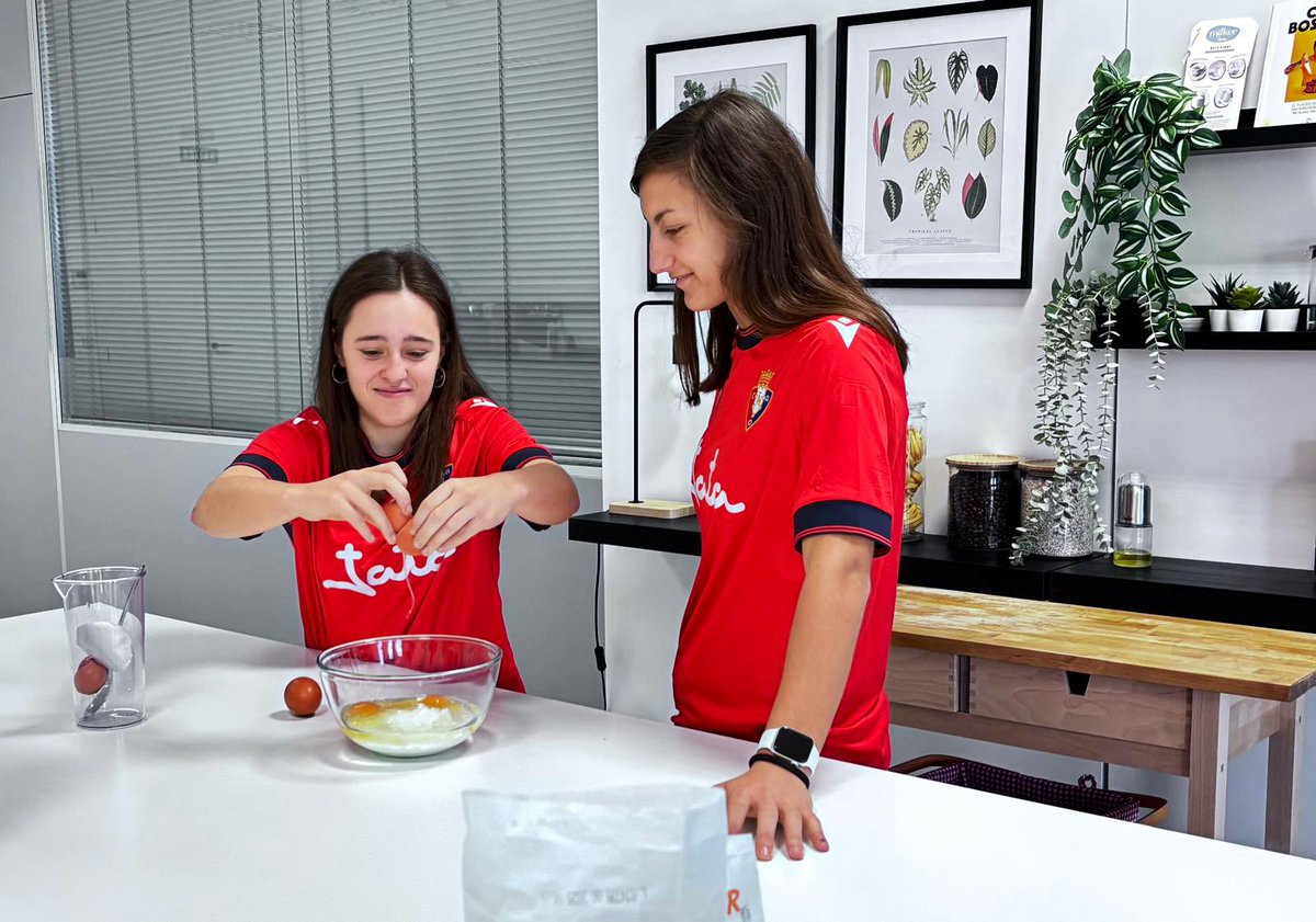 Osasuna_Futsal's tweet photo. 👩‍🍳♥️ Esta mañana hemos visitado las instalaciones de nuestro patrocinador principal, @jataytuhogar, donde nuestras jugadoras Maider y Suta han demostrado sus cualidades gastronómicas 

😇👏🏻 ¡Gracias por recibirnos! Eskerrik asko! https://t.co/5PUREUDNwI