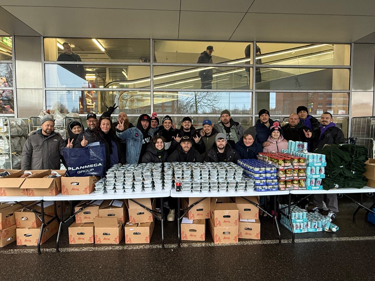 10 vuosi malmin joulujakoa, ja tarve kasvaa. Puolenkilsan jonoa meillä ei ennen ole ollut, tänään oli. Kiitos lahjoittajat:

Citymarket Malmi
Atria
Paulig
Planmeca
Tise
Orkla
Panda
Felix
Kantola
Abba
Blistex
Taffel
One+
DNA
PME
Käärijä
BilleBeino
WSOY
Oshee
Henri Ruoste

-tontut