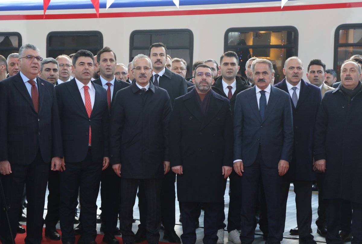 Ademcalkin's tweet photo. 📍 Ankara Garı 

🚂Masal diyarına yolculuk başladı.
Ulaştırma ve Altyapı Bakanımız Sayın @a_uraloglu, Bakan Yardımcılarımız @ofatihsayan, @OsmanBoyraz ve Bakanlık Yetkilileri ile birlikte Turistik Doğu Ekpresi'ni Ankara Garı'ndan uğurladık.

🚂 Büyük ilgi odağı olan, Turistik Doğu Ekpresi seferlerinin, bölgemizin tanıtımına, ekonomisine katkı sağlamasını diliyorum.
#TuristikDoğuEkspresi
#KarsıİçinCanlaBaşla