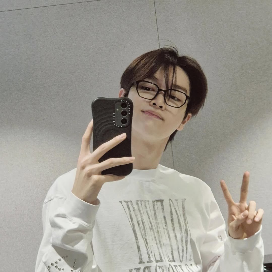 izz_zx's tweet photo. 241223 #성찬 라이즈 인스타 🧡 https://t.co/HEZPlqQt8c