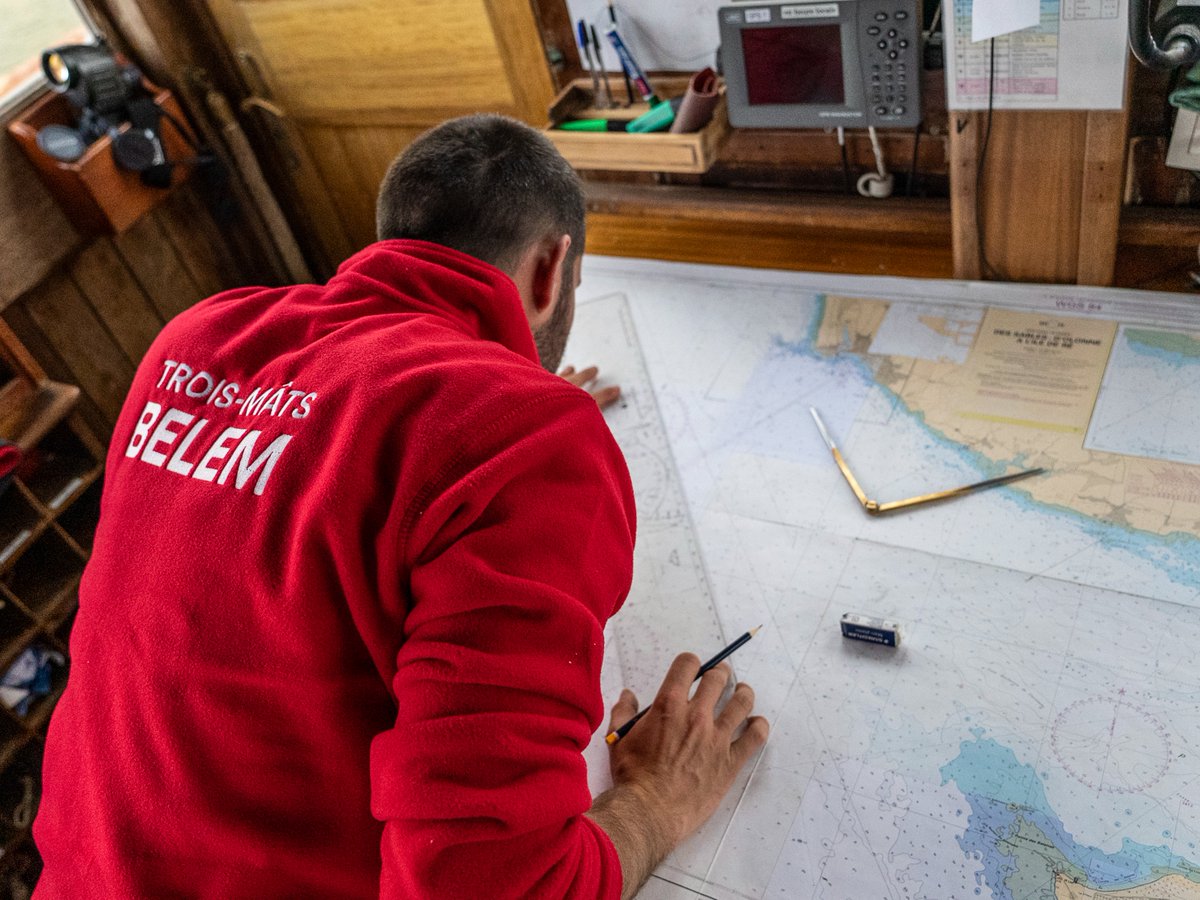 troismats_Belem's tweet photo. Sur le trois-mâts Belem, le cap se dessine au fil des cartes maritimes, guidé par les étoiles et les marées. 🗺️
© Maxime Franusiak
#Belem #TroisMâtsBelem #NaviguersurleBelem #Navigation2025 #PatrimoineVivant #PassionMer #AventureEnMer #VoileTraditionnelle https://t.co/BXHz2J6oIy