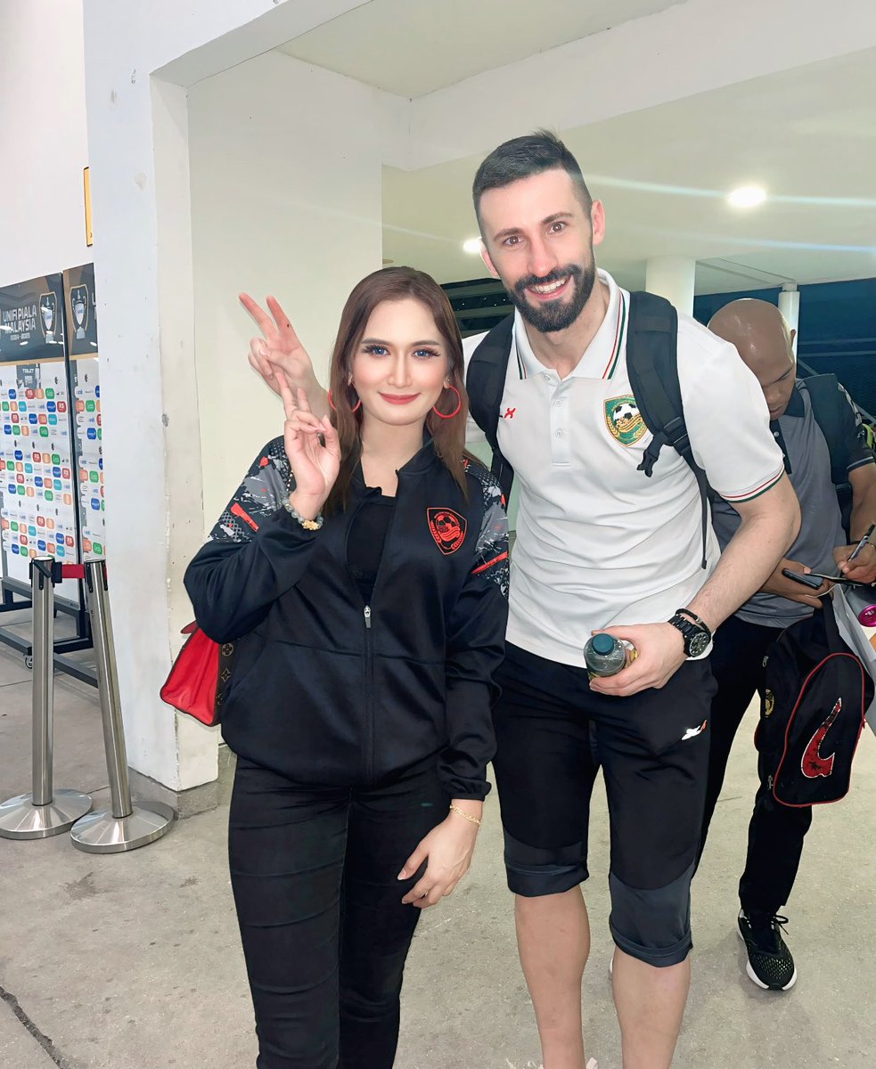 nursyuhada_7's tweet image. With Milos Gordic 14 🥰🥰

хвала вам пуно☺️☺️

 #DemiLigaKita #KedahDarulAmanFC #KDAFC #SangKenari #PulunKedahPulun #mflchallengecup2024 #mflchallegecup #HijauKuning