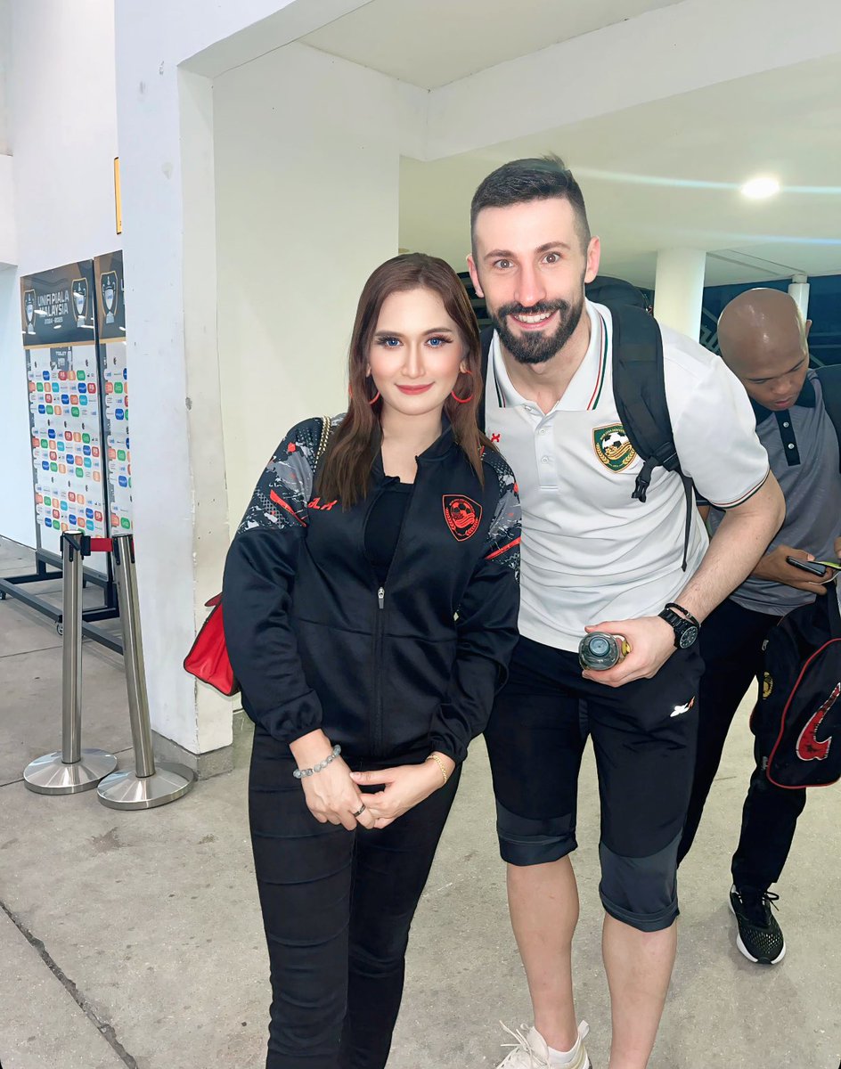 nursyuhada_7's tweet image. With Milos Gordic 14 🥰🥰

хвала вам пуно☺️☺️

 #DemiLigaKita #KedahDarulAmanFC #KDAFC #SangKenari #PulunKedahPulun #mflchallengecup2024 #mflchallegecup #HijauKuning