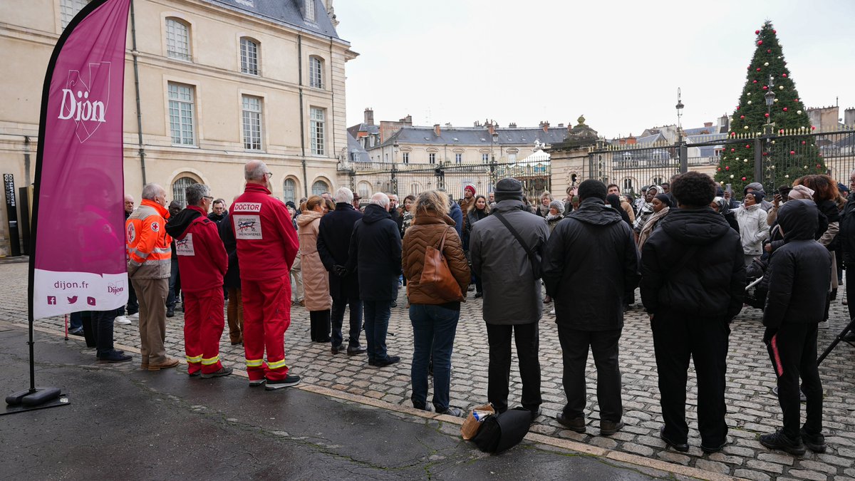 ⚫️Journée de deuil national #Dijon
Les Dijonnaises et les Dijonnais se sont rassemblés ce lundi matin à 11h dans la cour d'honneur de l'hôtel de ville, pour une minute de silence en hommage aux victimes du cyclone Chido qui a dévasté le département de #Mayotte.
