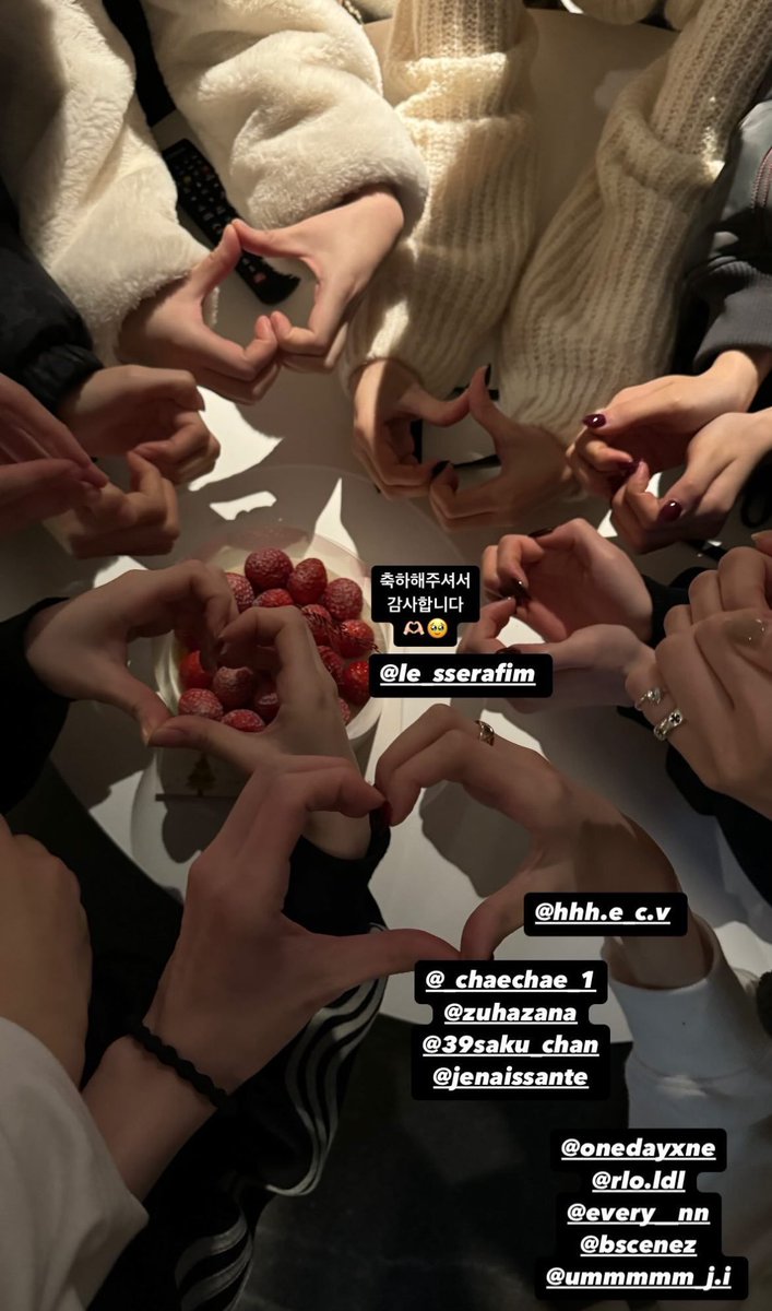 LE SSERAFIM and GFriend together in new picture.